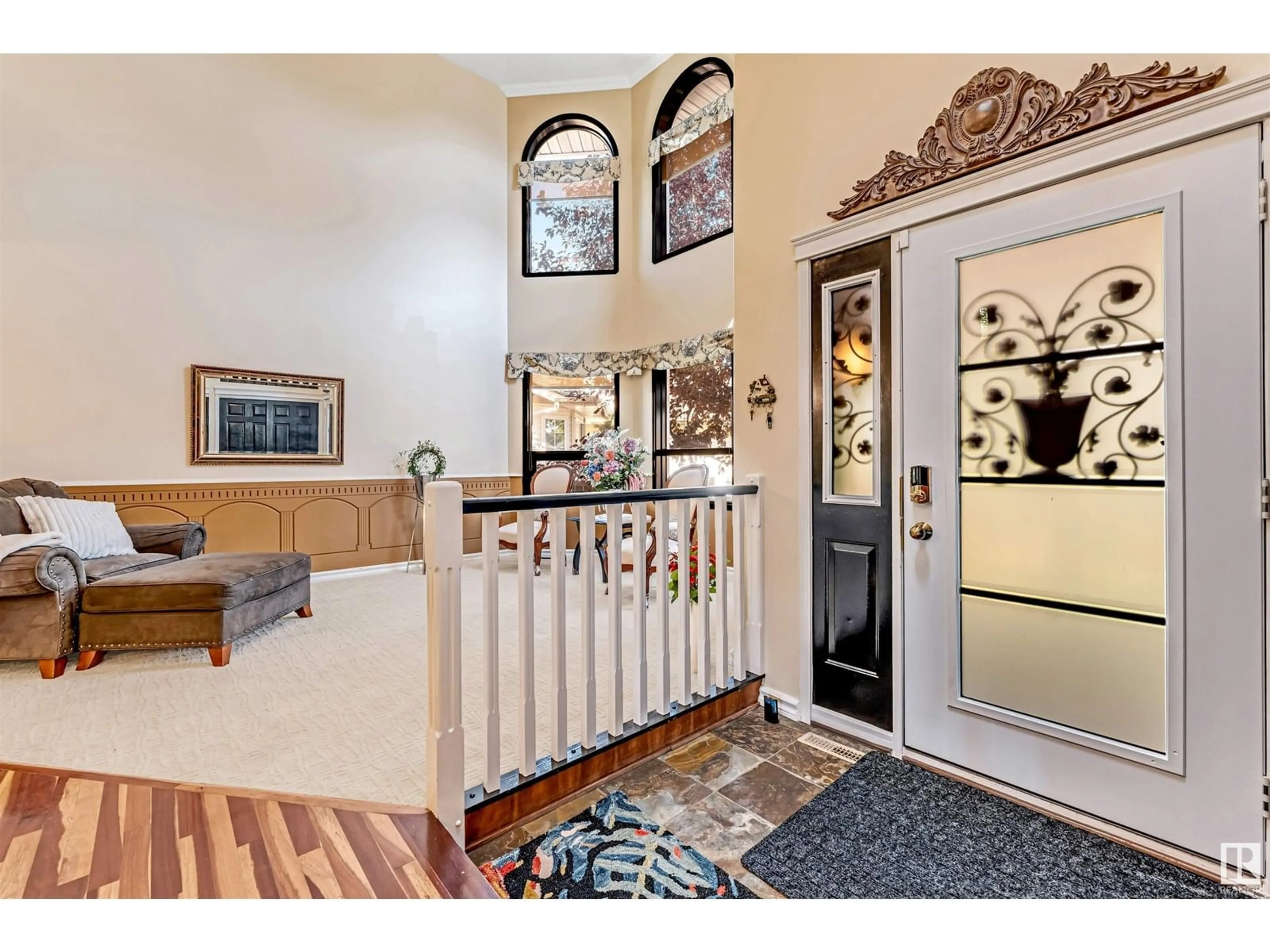 Indoor entryway for 4318 46 ST, Edmonton Alberta T6L6L9