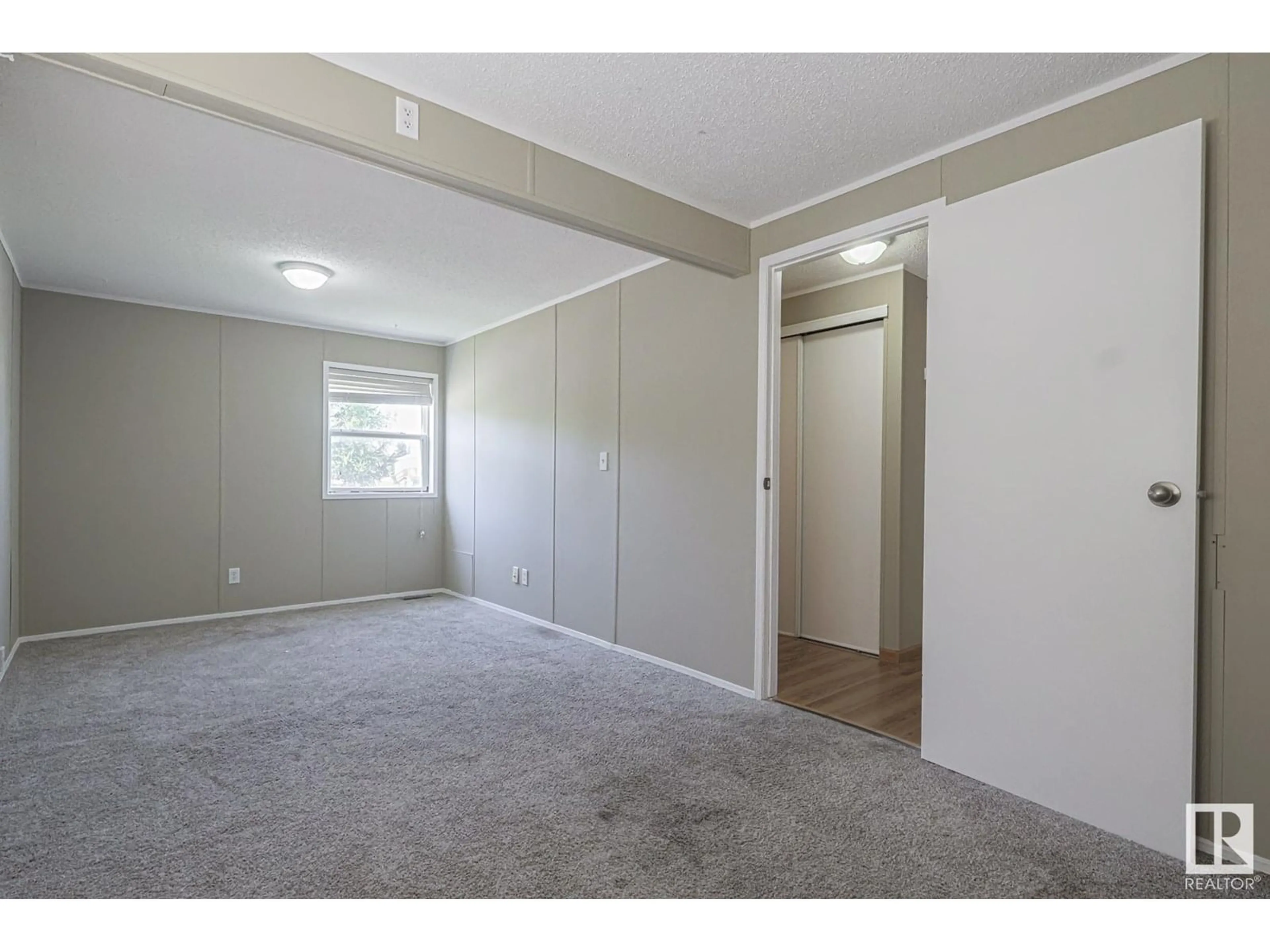 A pic of a room for 2903 LAKEWOOD DRIVE, Edmonton Alberta T5S1T7