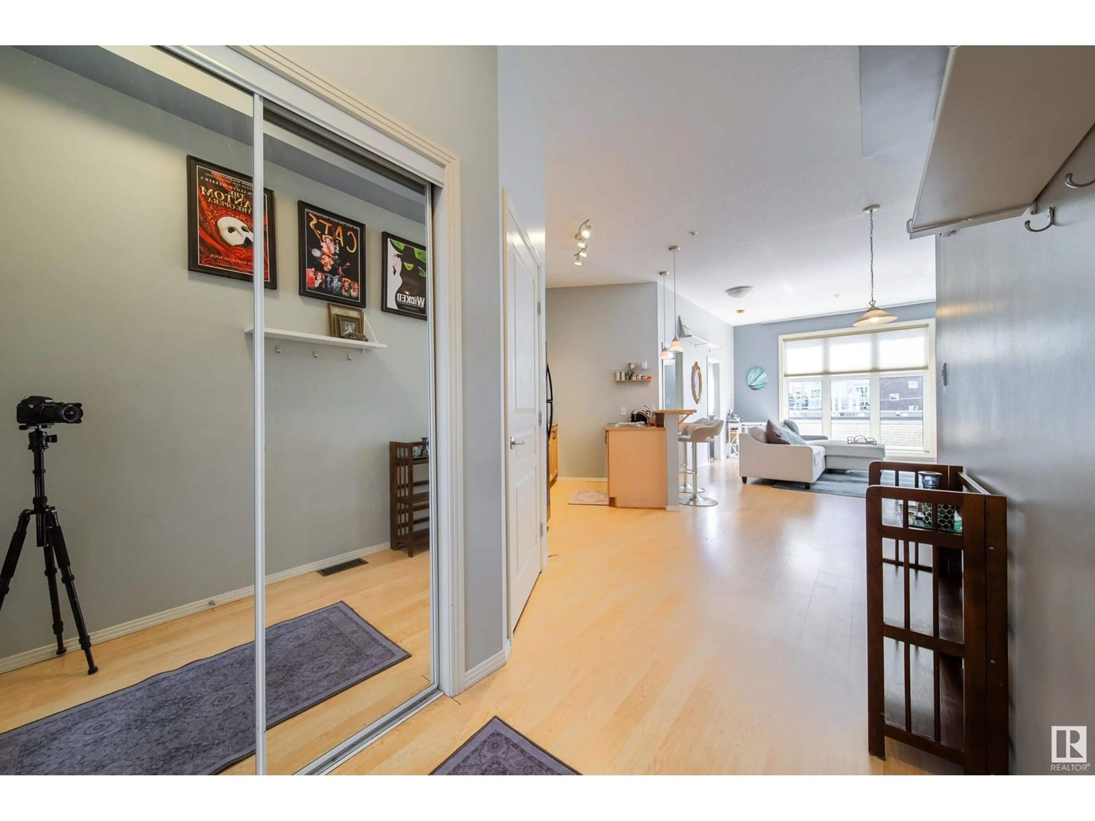 Indoor foyer for 418 10147 112 ST NW, Edmonton Alberta T5K1M1