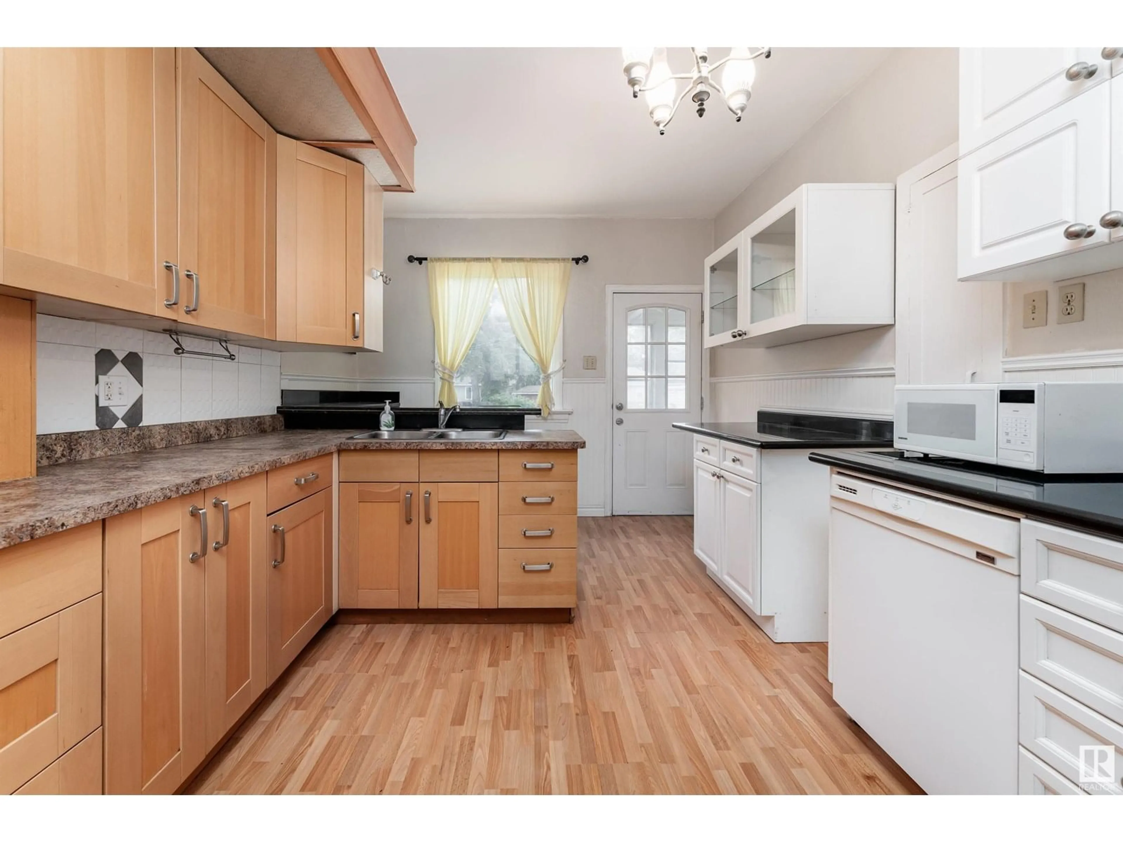 Standard kitchen, wood/laminate floor for NW - 11406 66 ST, Edmonton Alberta T5B1H8