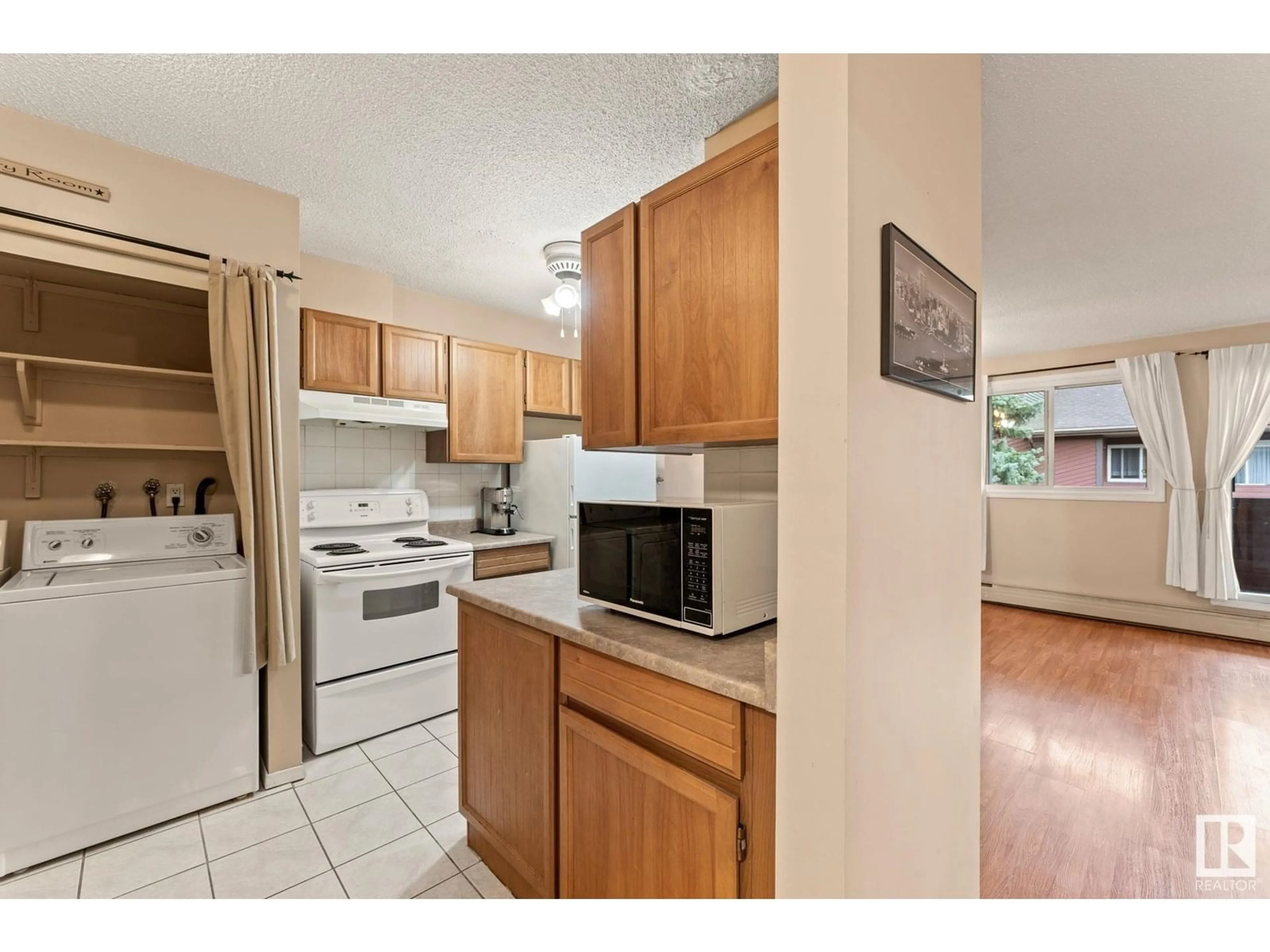 Standard kitchen, unknown for 311 - 2315 119 ST NW, Edmonton Alberta T6J4E2