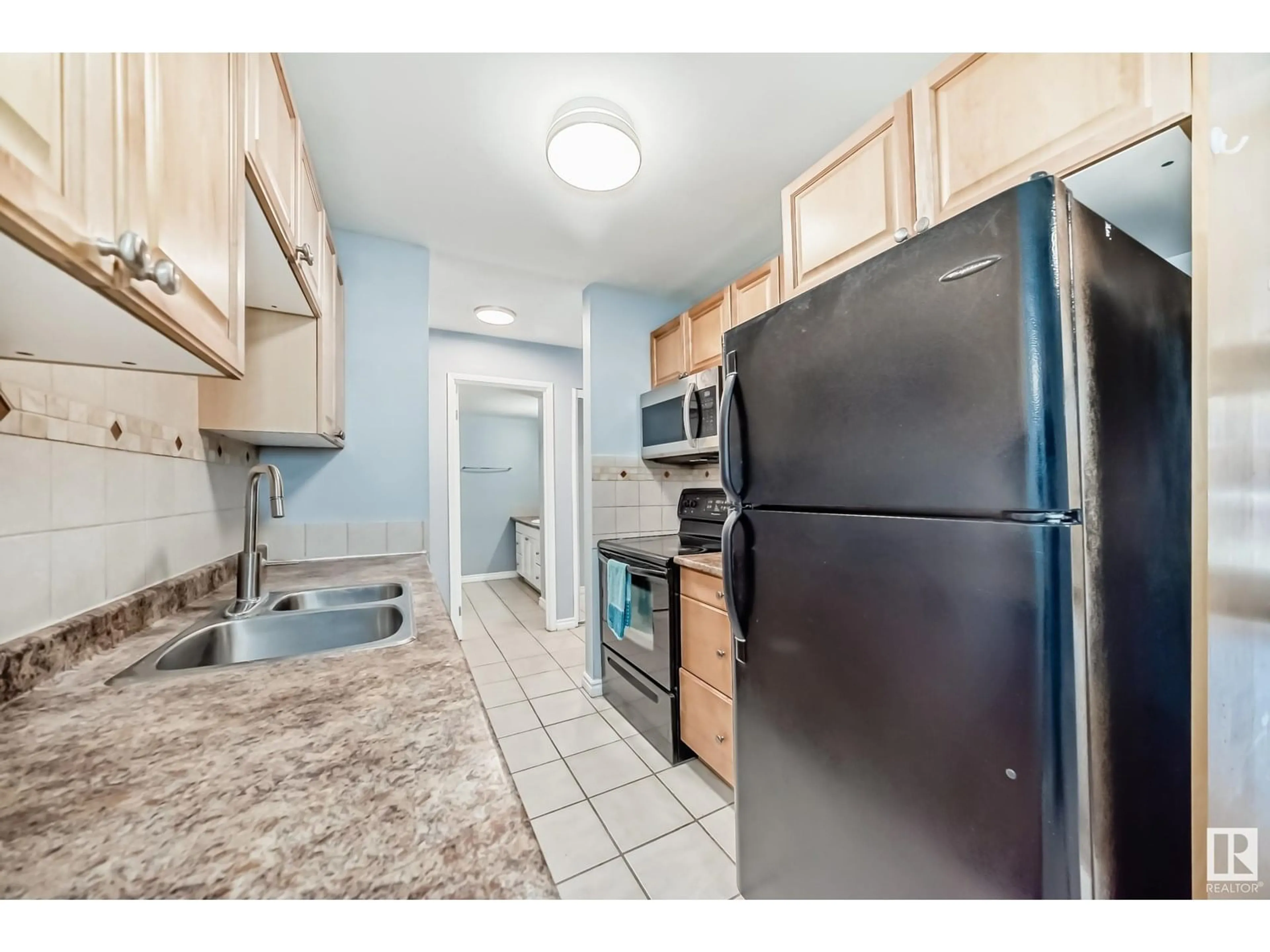 Standard kitchen, unknown for NW - 209 105290 93 ST, Edmonton Alberta T5H1X6