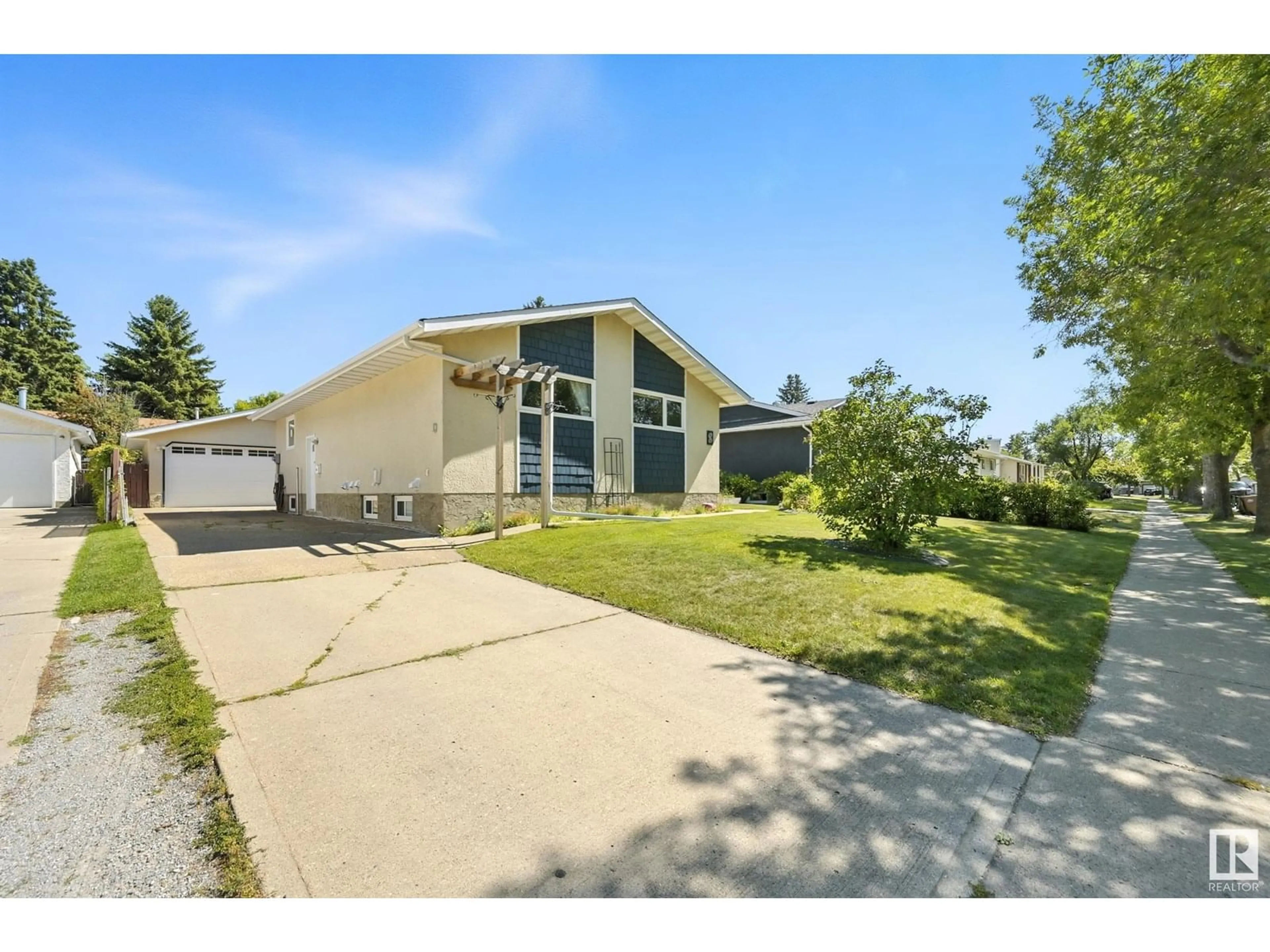 A pic from outside/outdoor area/front of a property/back of a property/a pic from drone, street for 8 ADDISON CR, St. Albert Alberta T8N2S1