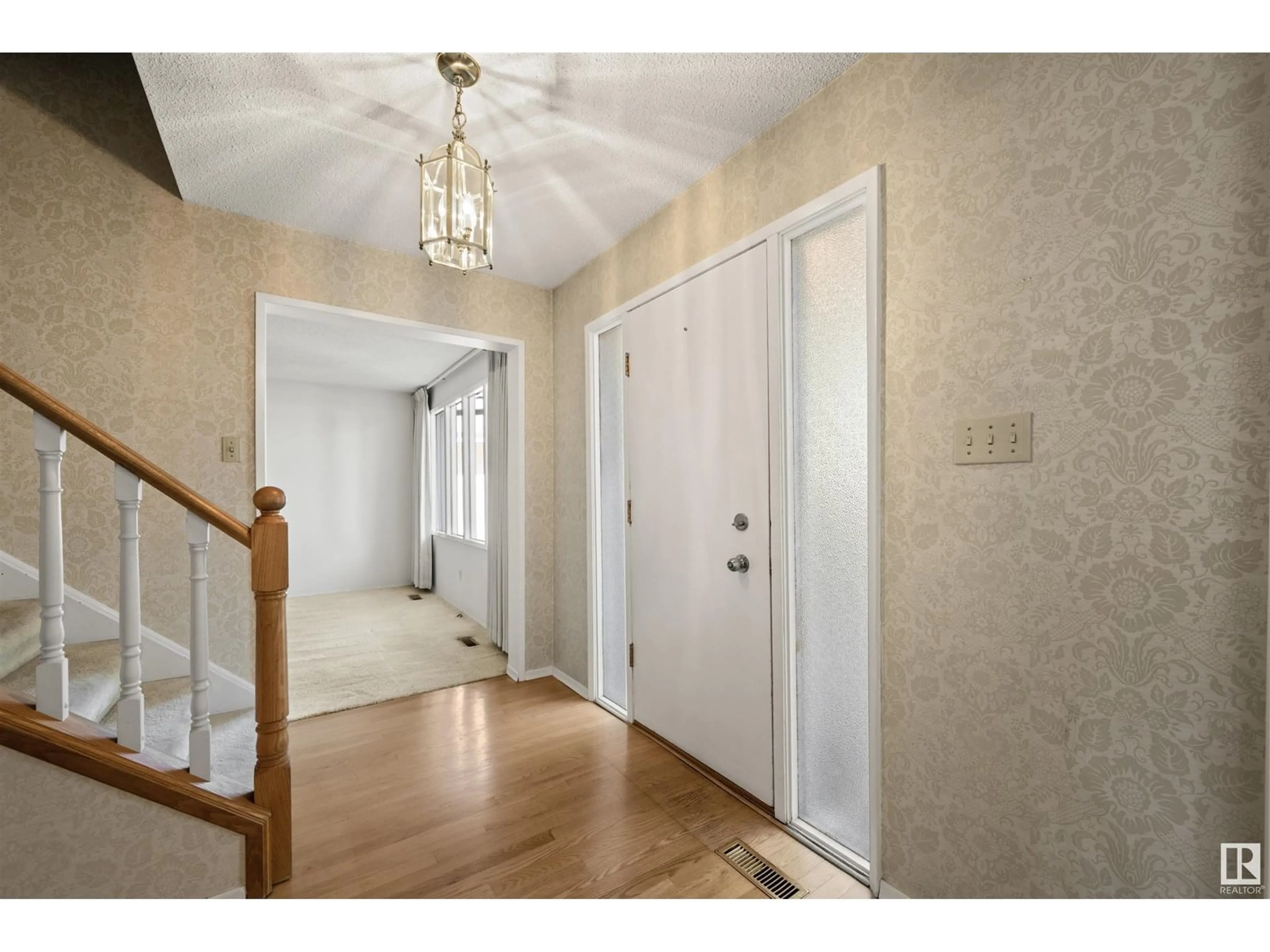 Indoor entryway for 12411 47 AV, Edmonton Alberta T6H0B3