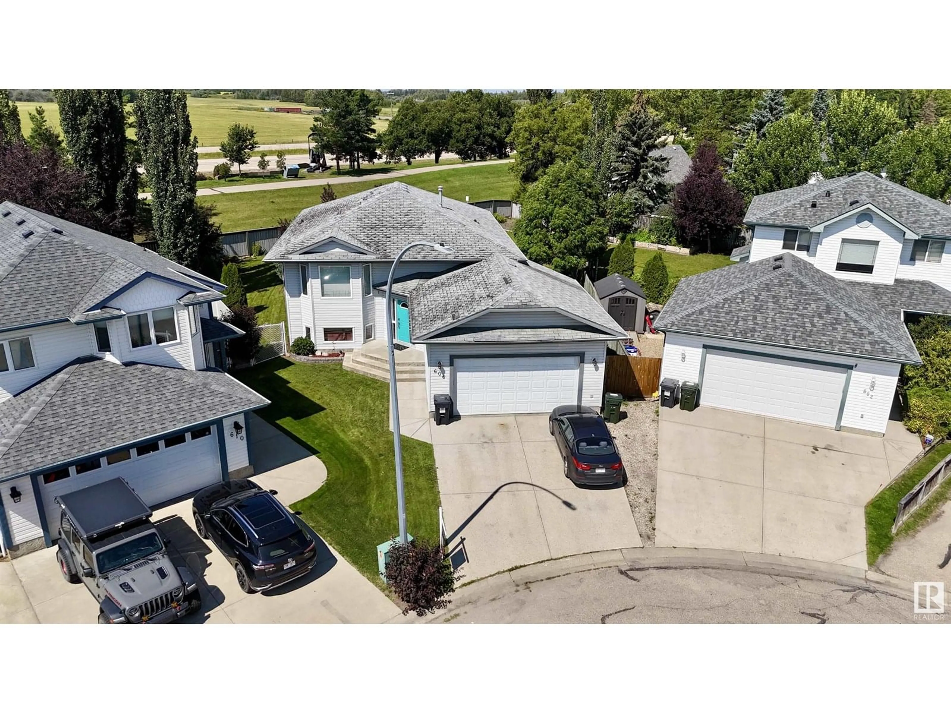 A pic from outside/outdoor area/front of a property/back of a property/a pic from drone, street for 606 KANANASKIS PL, Devon Alberta T9G2C9