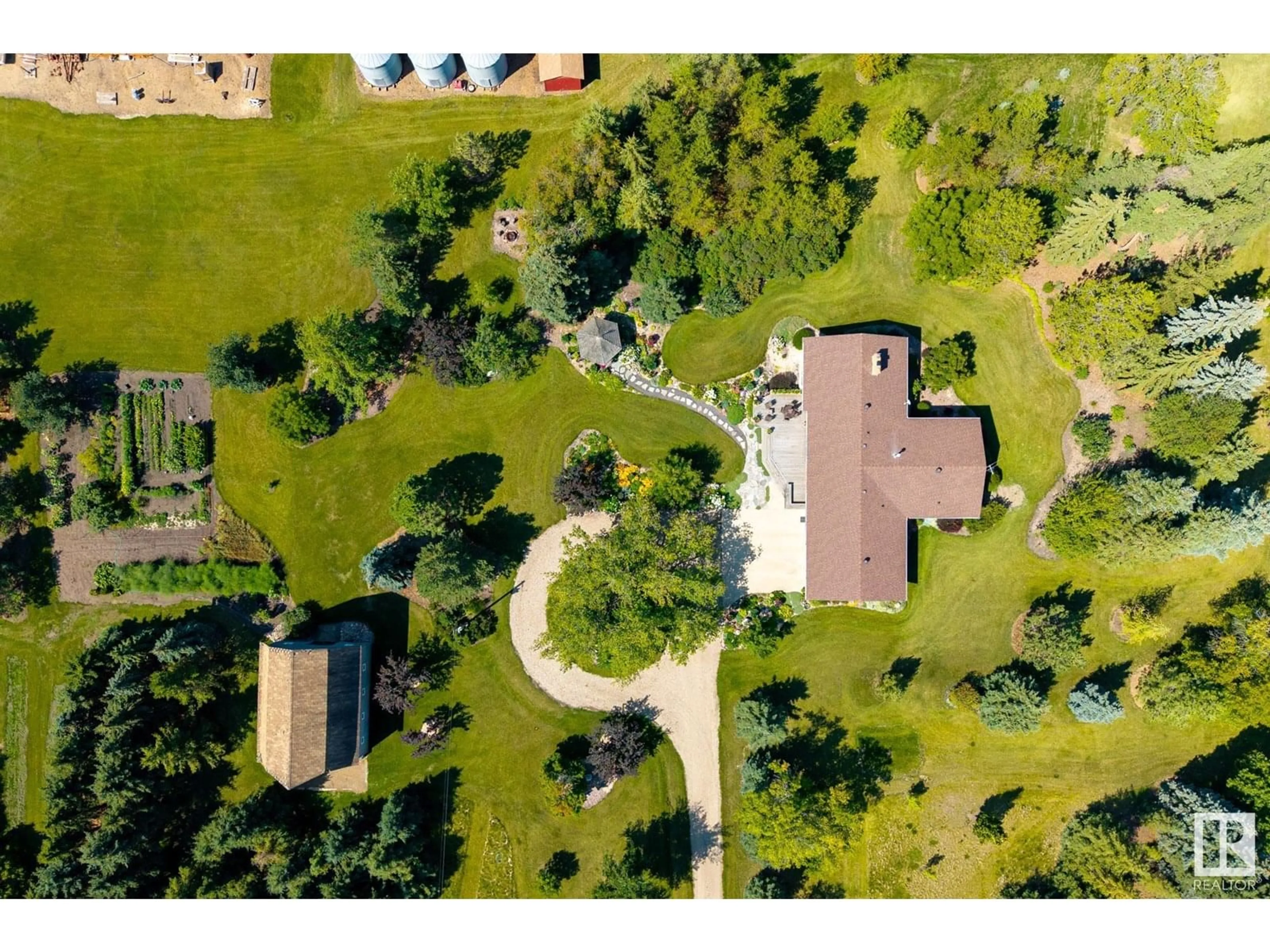 A pic from outside/outdoor area/front of a property/back of a property/a pic from drone, unknown for 54508 RGE ROAD 214, Rural Strathcona County Alberta T8L4B9