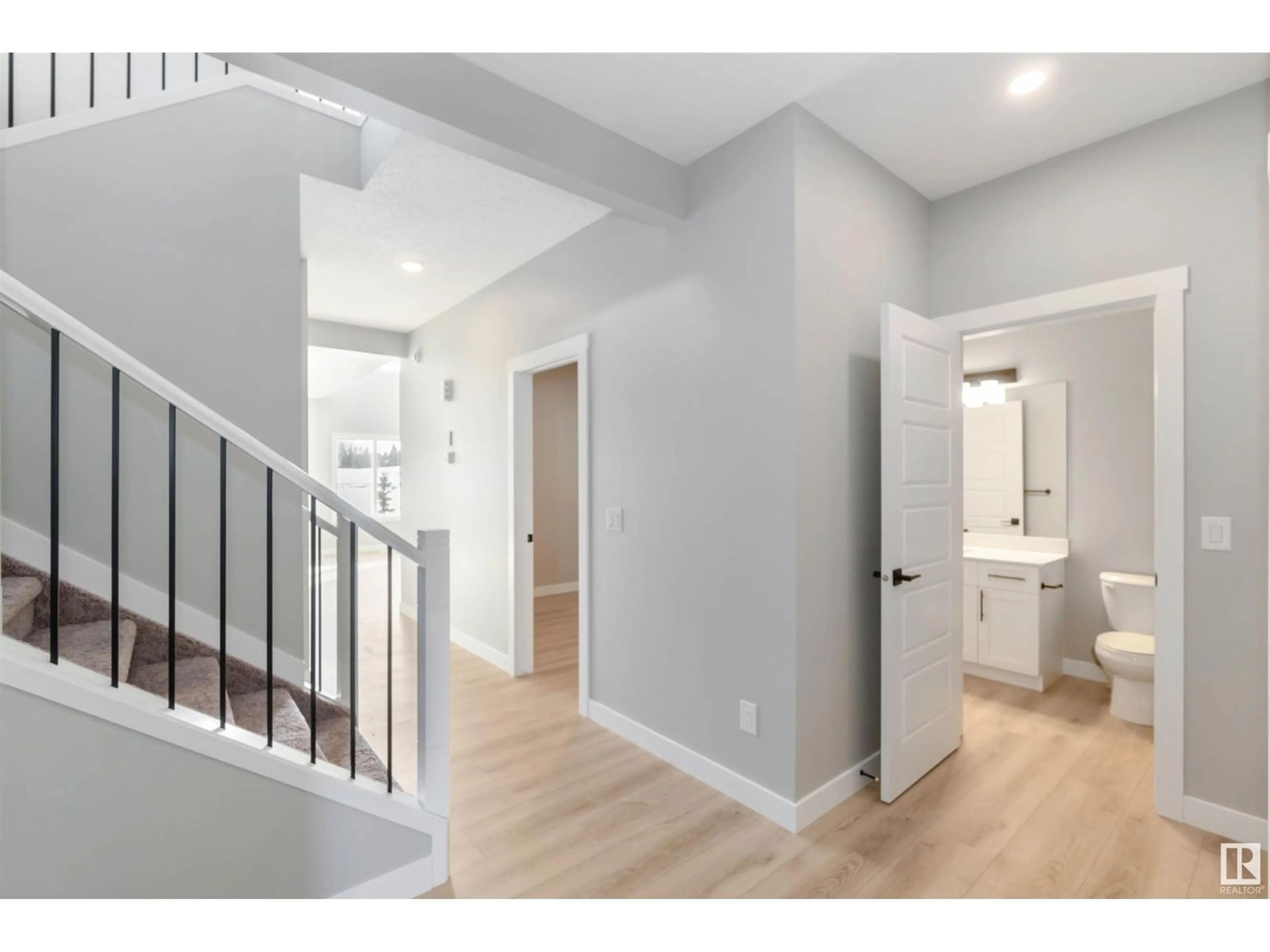 Indoor entryway for 24 MEADOWBROOK WY, Spruce Grove Alberta T7X0W2