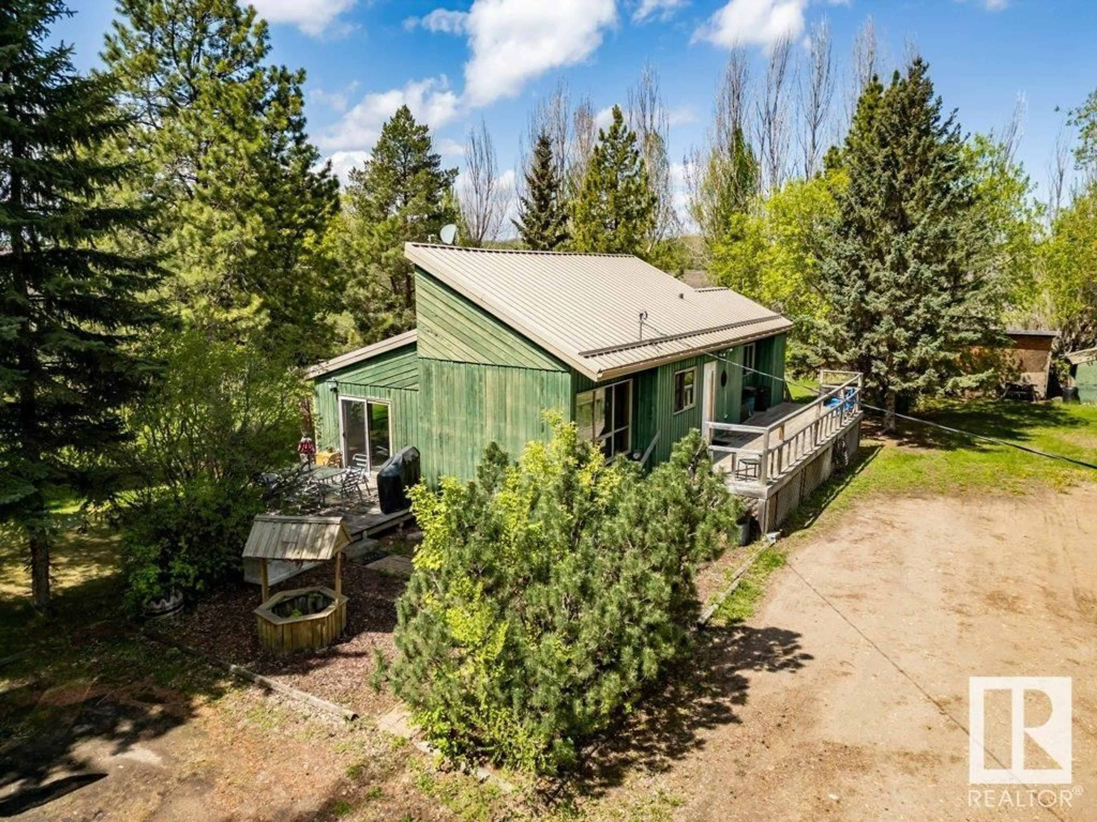 A pic from outside/outdoor area/front of a property/back of a property/a pic from drone, unknown for 55000 - 38 LAMOUREUX DR, Rural Sturgeon County Alberta T8L5A7