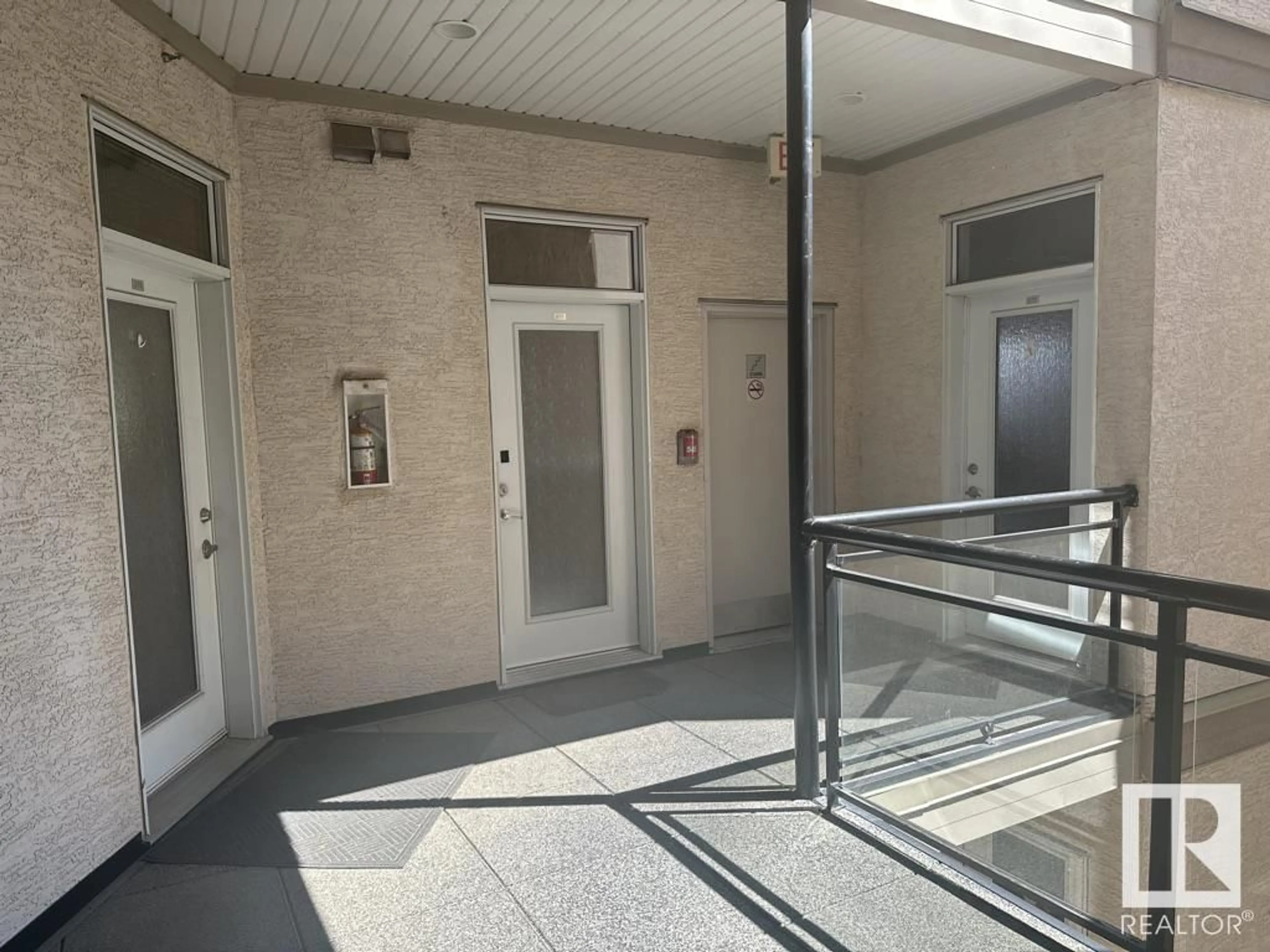 Indoor foyer for 271 - 4823 104A STREET, Edmonton Alberta T6H0R5
