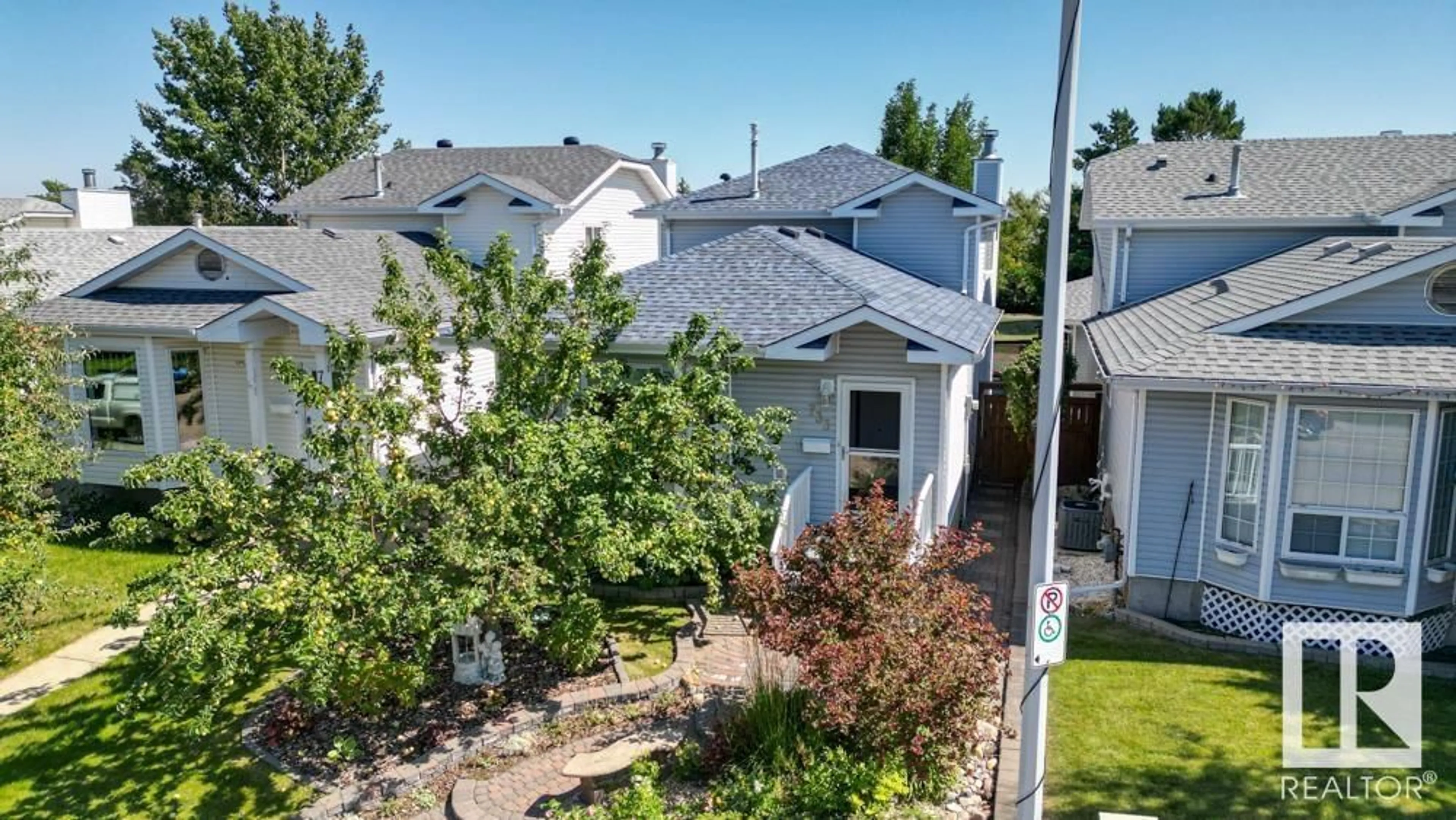 A pic from outside/outdoor area/front of a property/back of a property/a pic from drone, street for 733 JOHNS RD, Edmonton Alberta T6L6P3