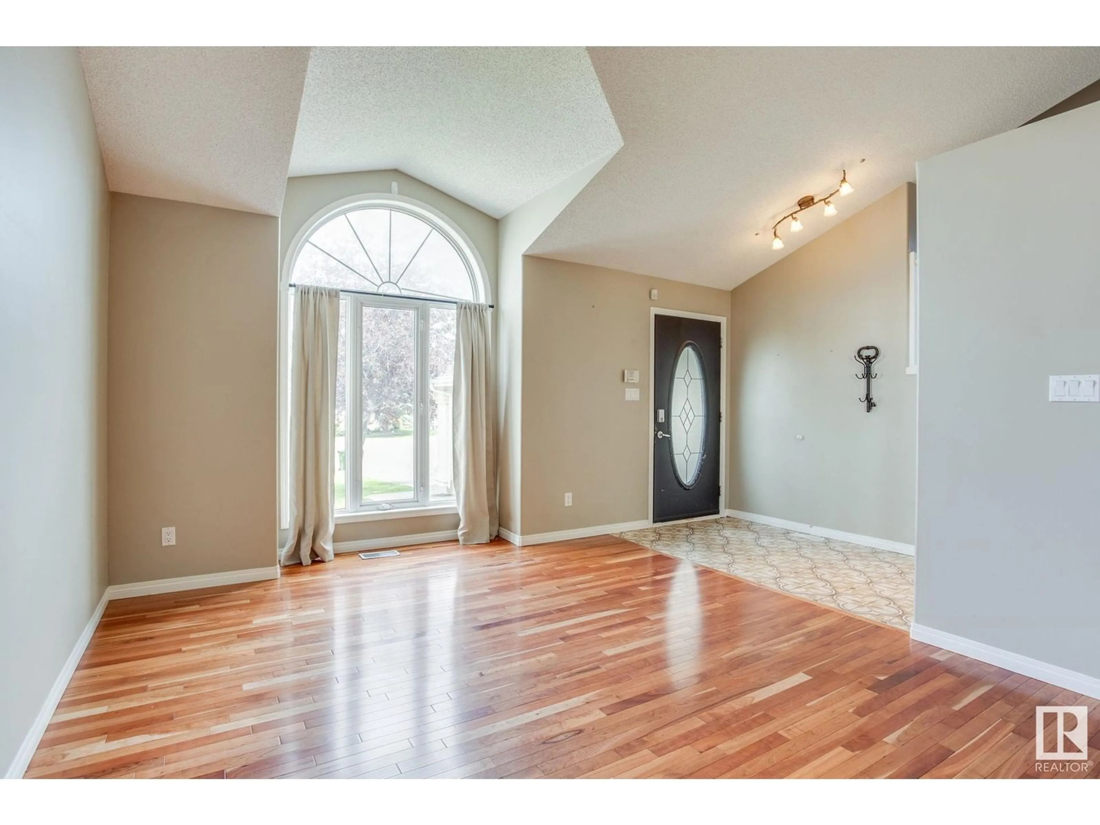 Indoor entryway for 1175 POTTER GREENS DR, Edmonton Alberta T5T5Y6