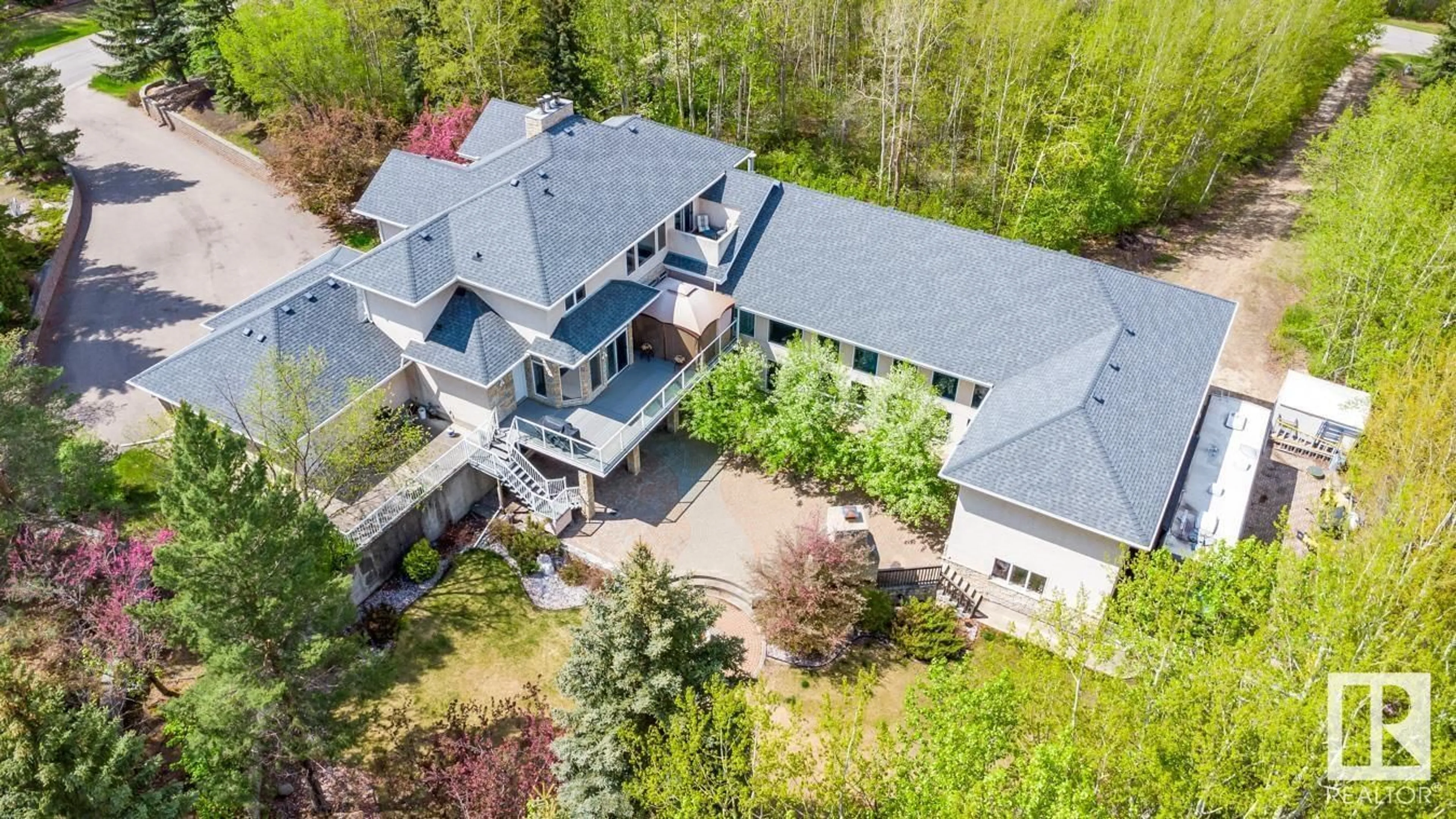 A pic from outside/outdoor area/front of a property/back of a property/a pic from drone, building for 52258 - 25 RGE ROAD 231, Rural Strathcona County Alberta T8B1M8