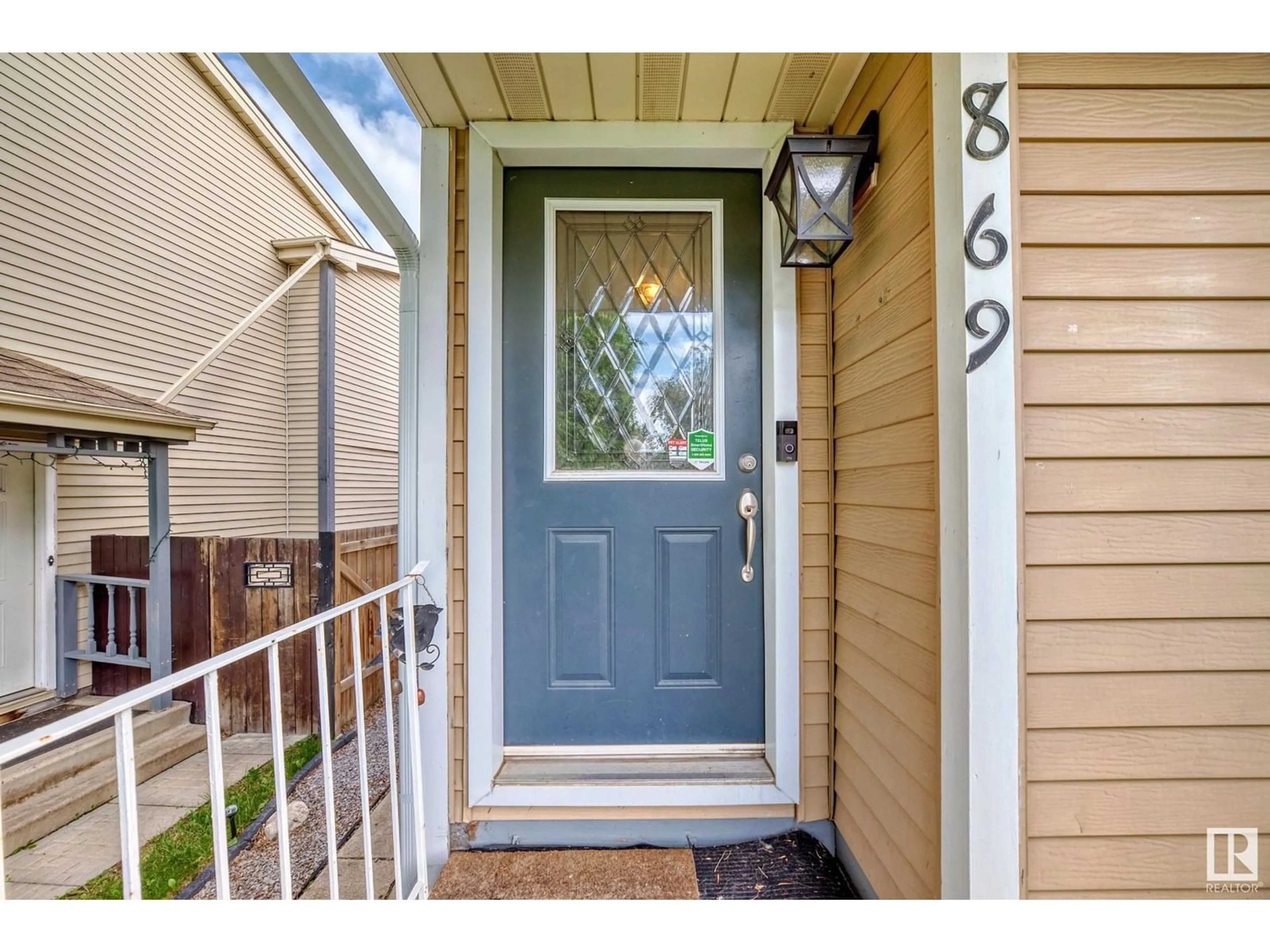 Indoor entryway for 869 VILLAGE ME, Sherwood Park Alberta T8A4L9