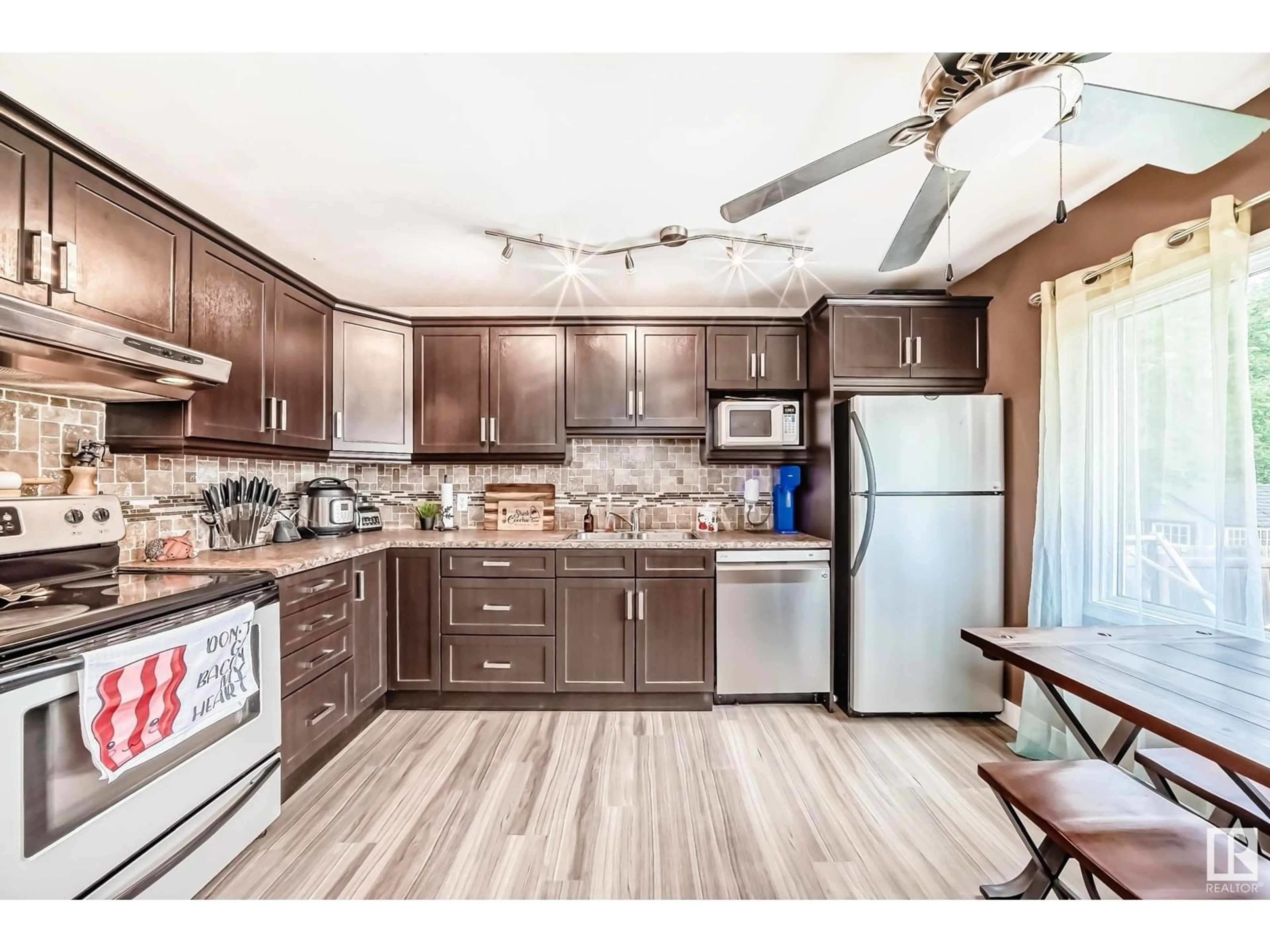 Open concept kitchen, unknown for 869 VILLAGE ME, Sherwood Park Alberta T8A4L9