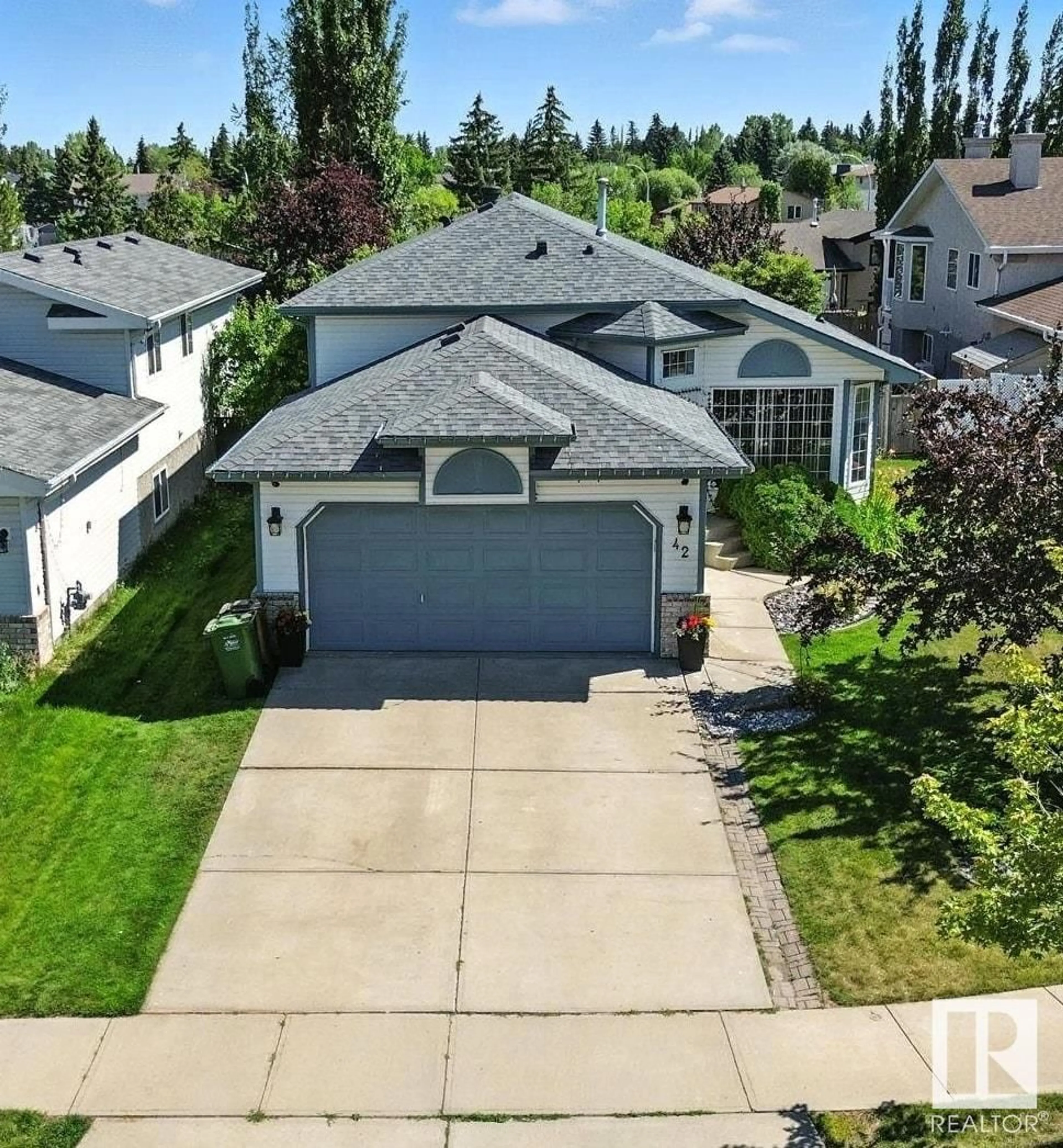 A pic from outside/outdoor area/front of a property/back of a property/a pic from drone, street for 42 DUNDAS PL, St. Albert Alberta T8N6C8