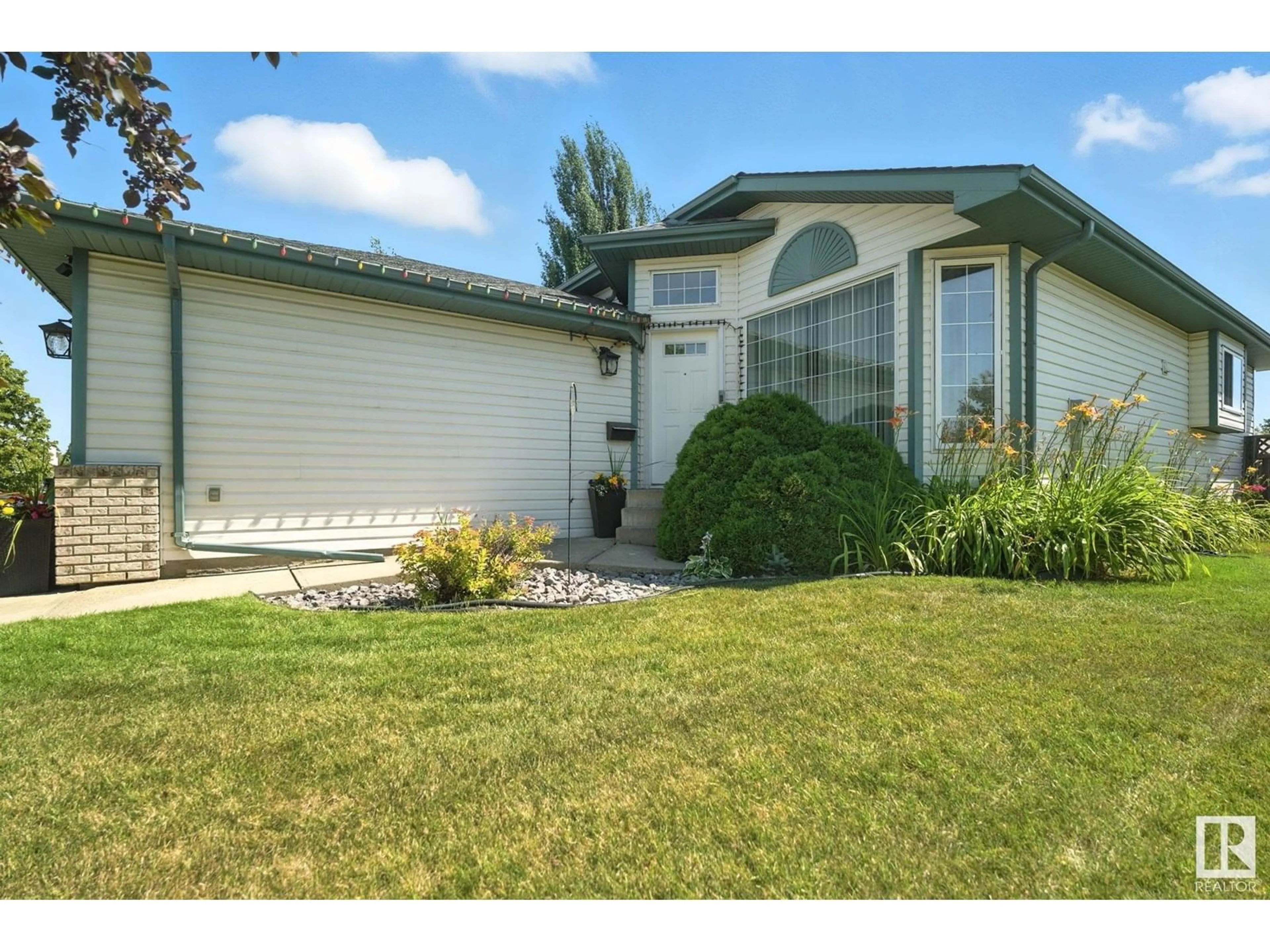Home with vinyl exterior material, street for 42 DUNDAS PL, St. Albert Alberta T8N6C8