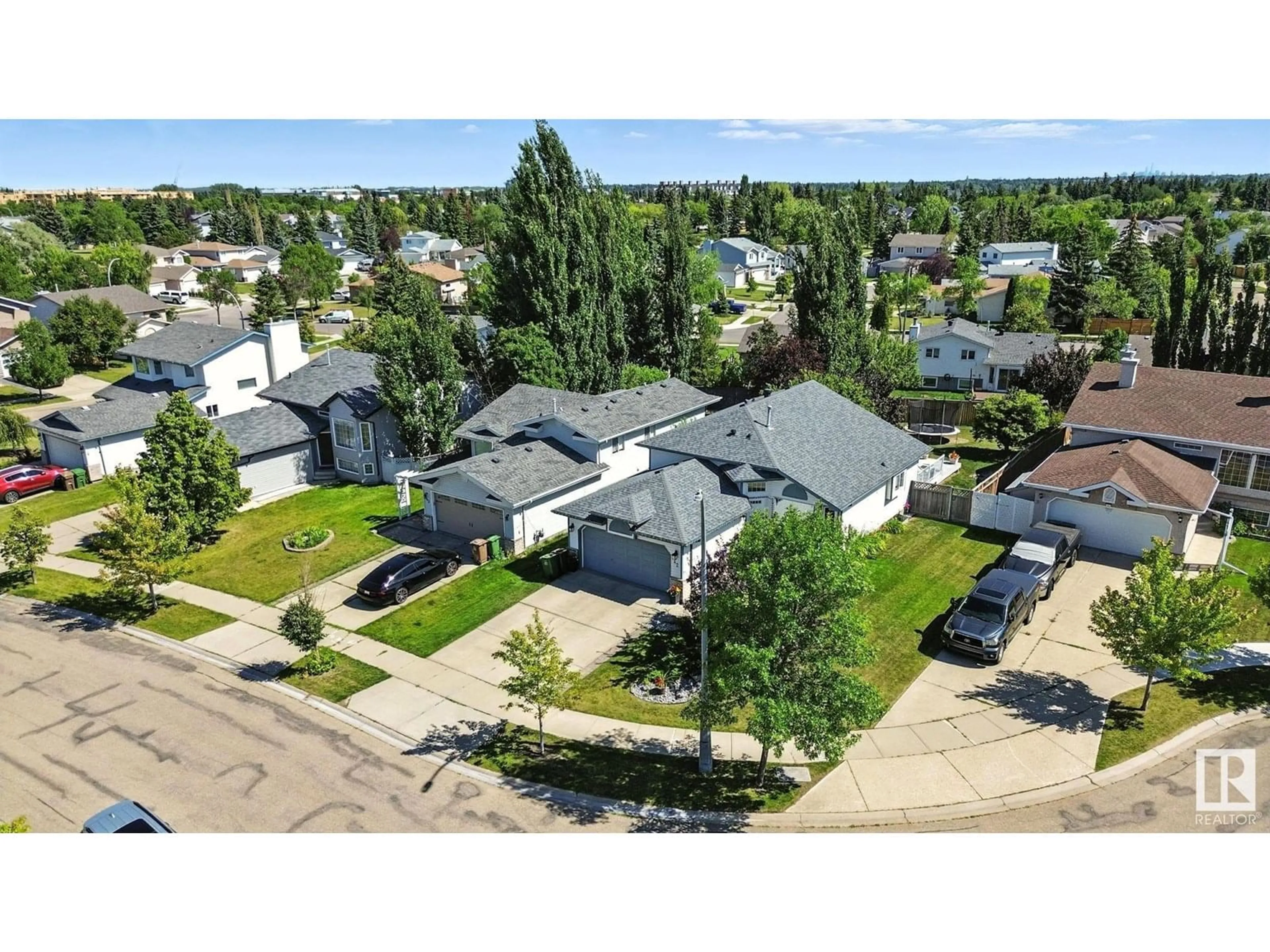 A pic from outside/outdoor area/front of a property/back of a property/a pic from drone, street for 42 DUNDAS PL, St. Albert Alberta T8N6C8