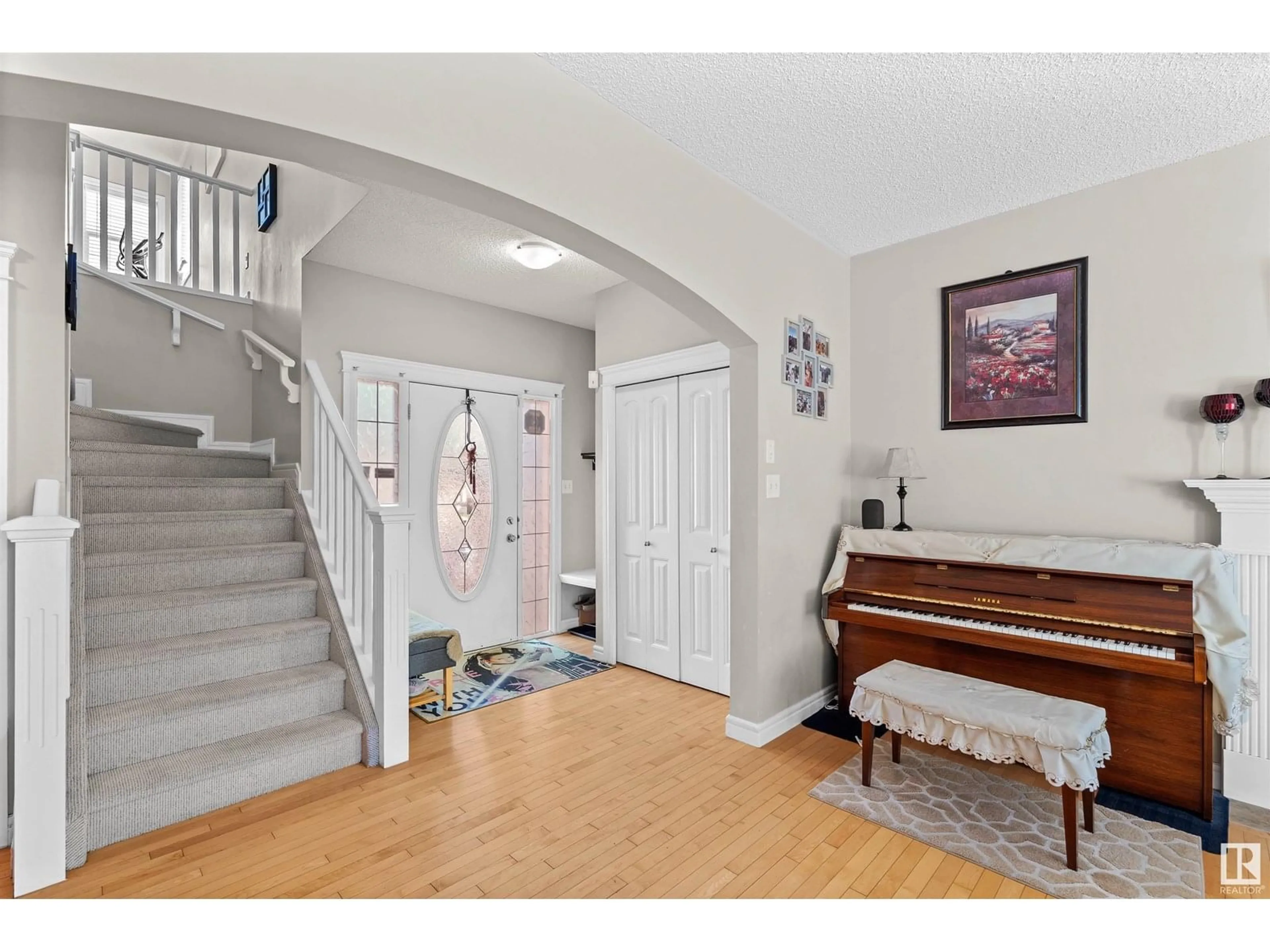 Indoor entryway for 20307 48 AV, Edmonton Alberta T6M2Z6