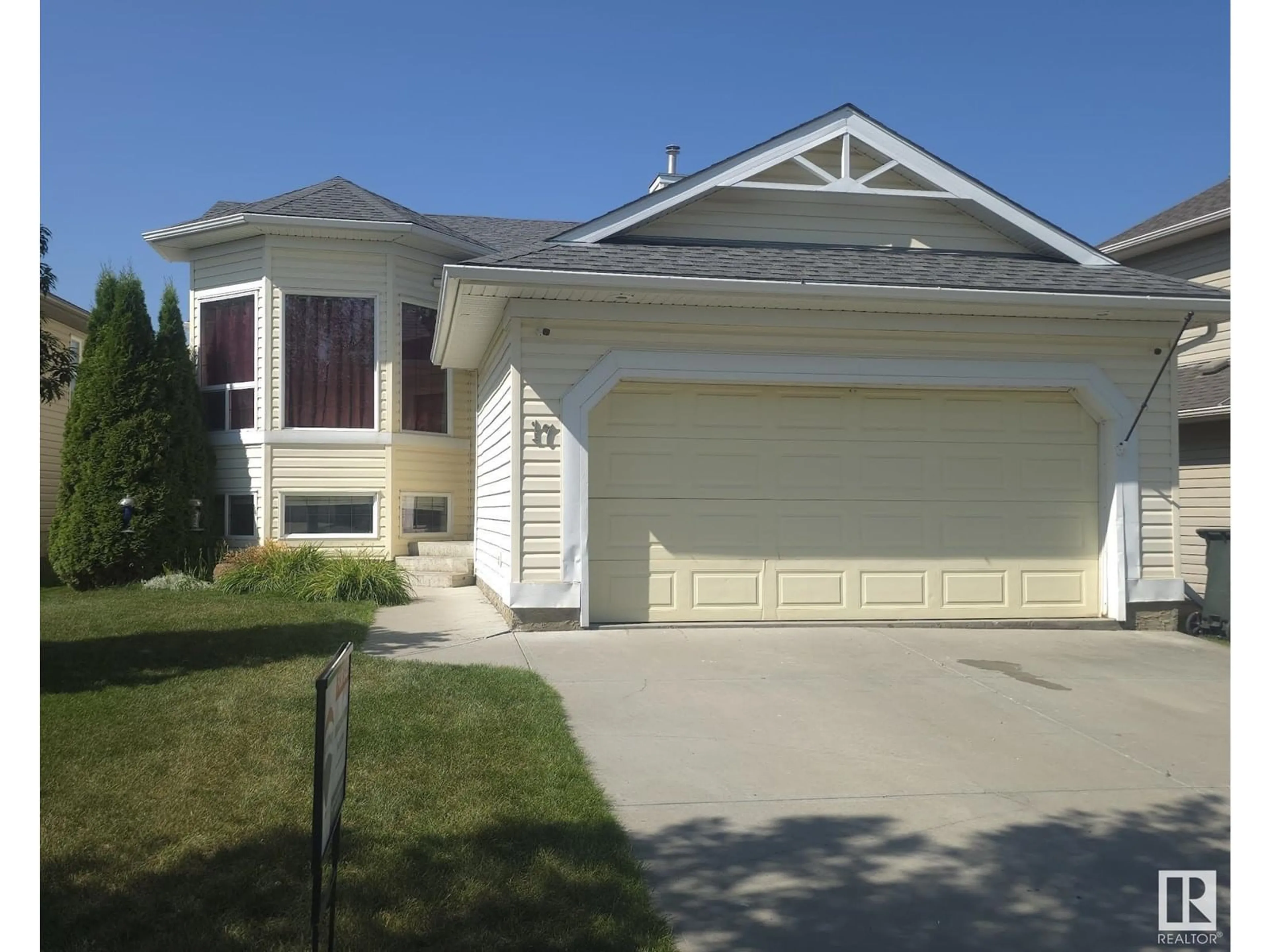 Home with vinyl exterior material, street for 17 HILLDOWNS DR, Spruce Grove Alberta T7X4P7