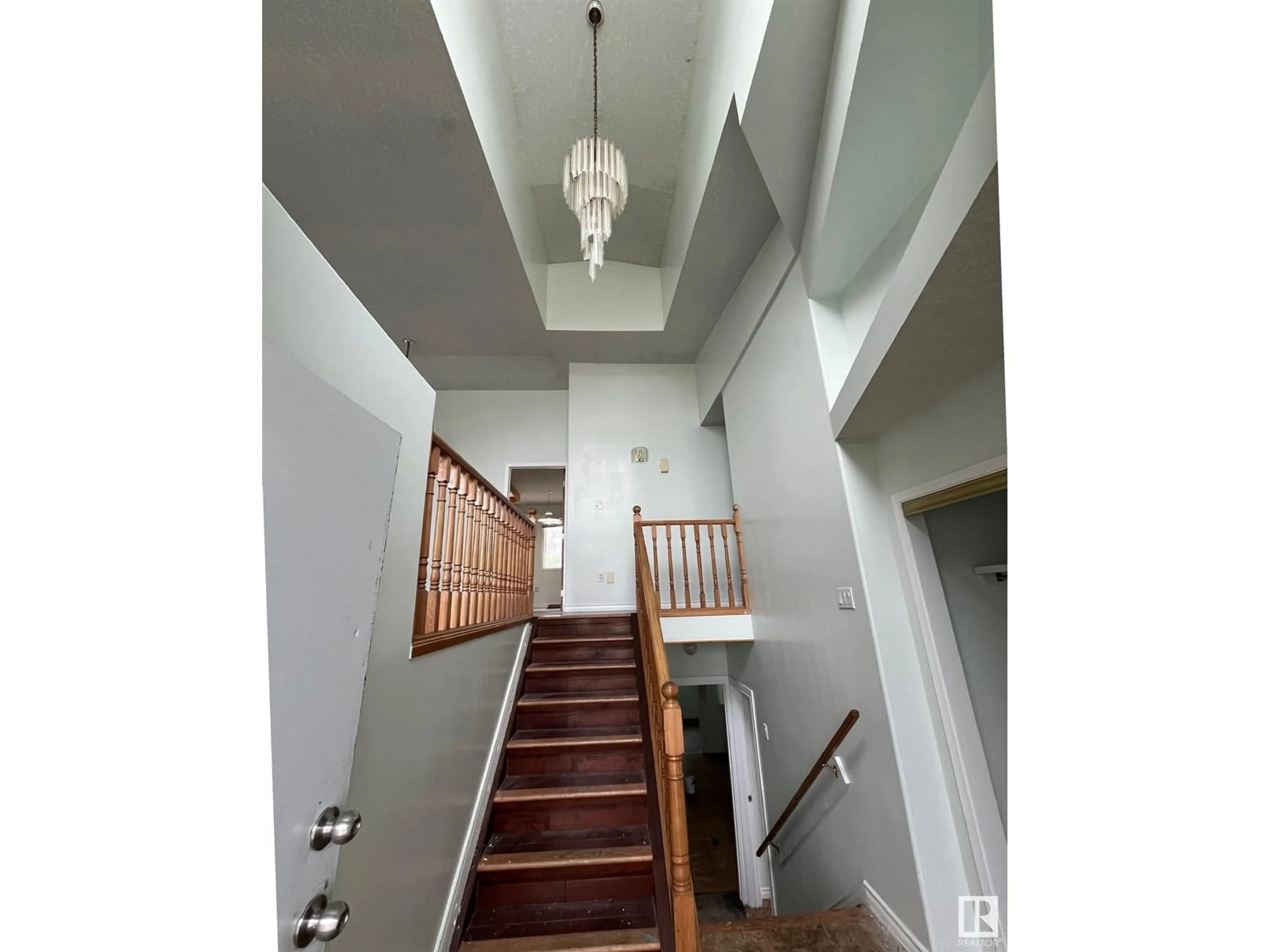 Indoor foyer for 908 JORDAN CR, Edmonton Alberta T6L6X5