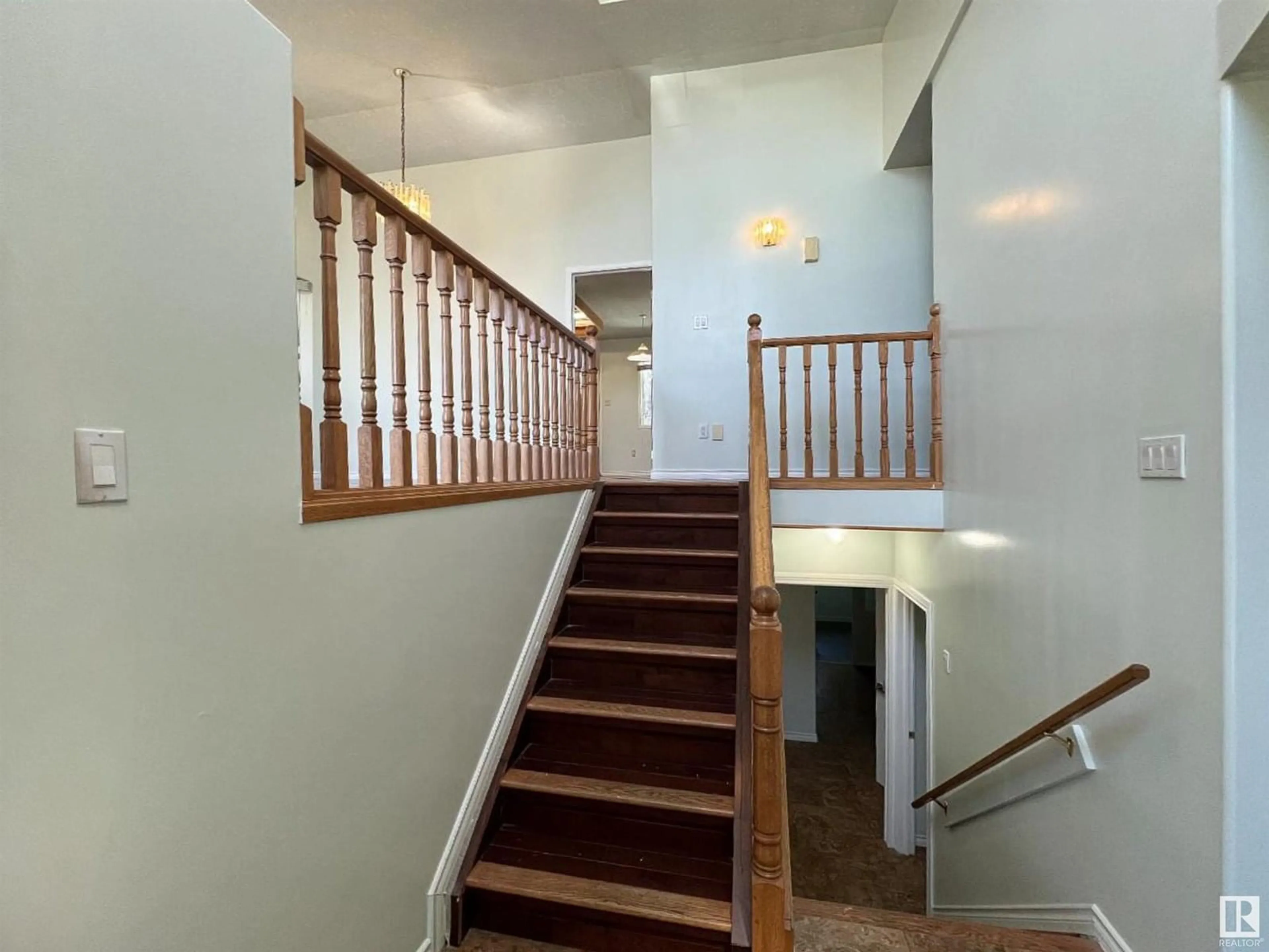 Stairs for 908 JORDAN CR, Edmonton Alberta T6L6X5