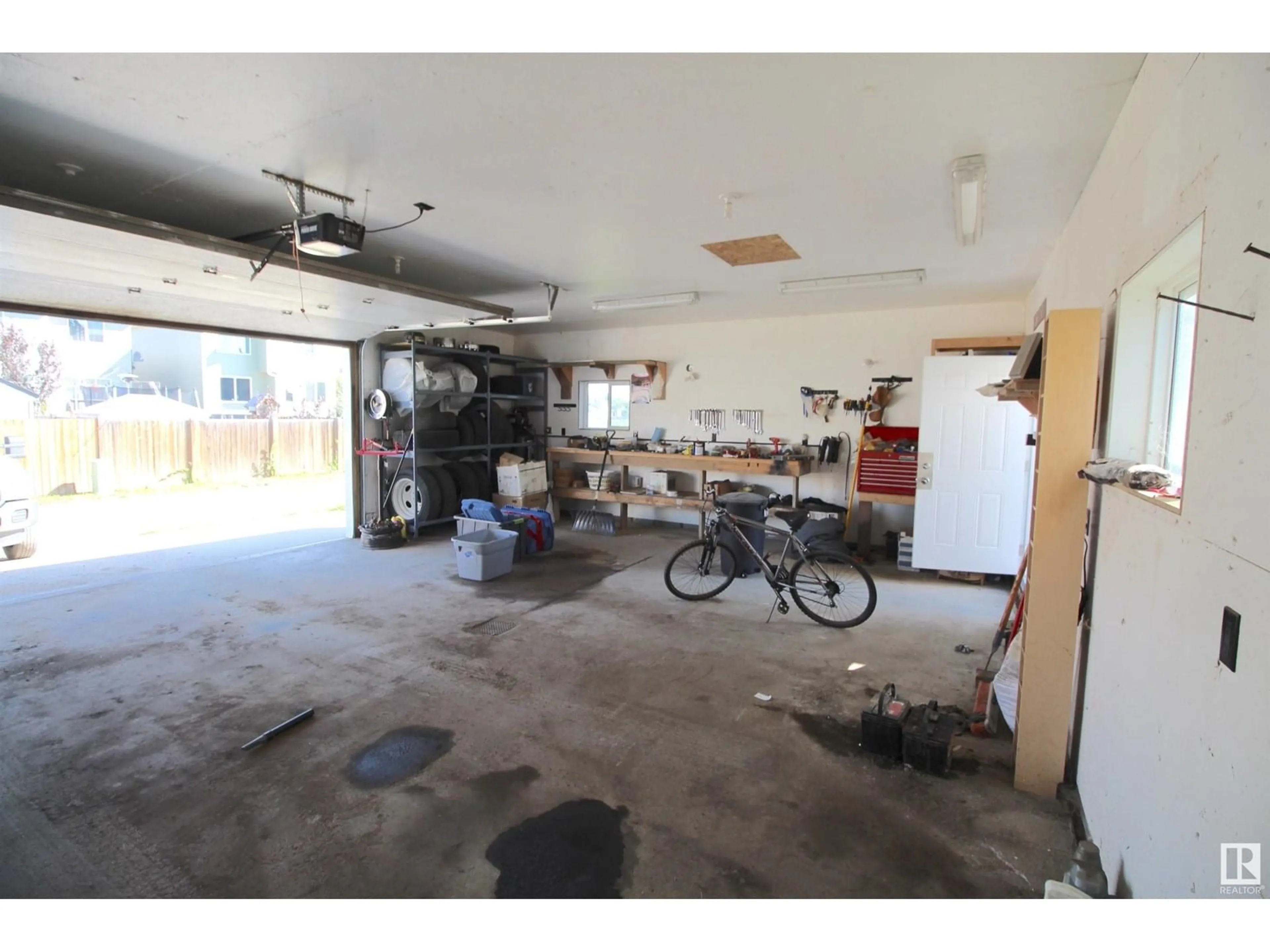 Indoor garage for 5002 52 AV, Calmar Alberta T0C0V0