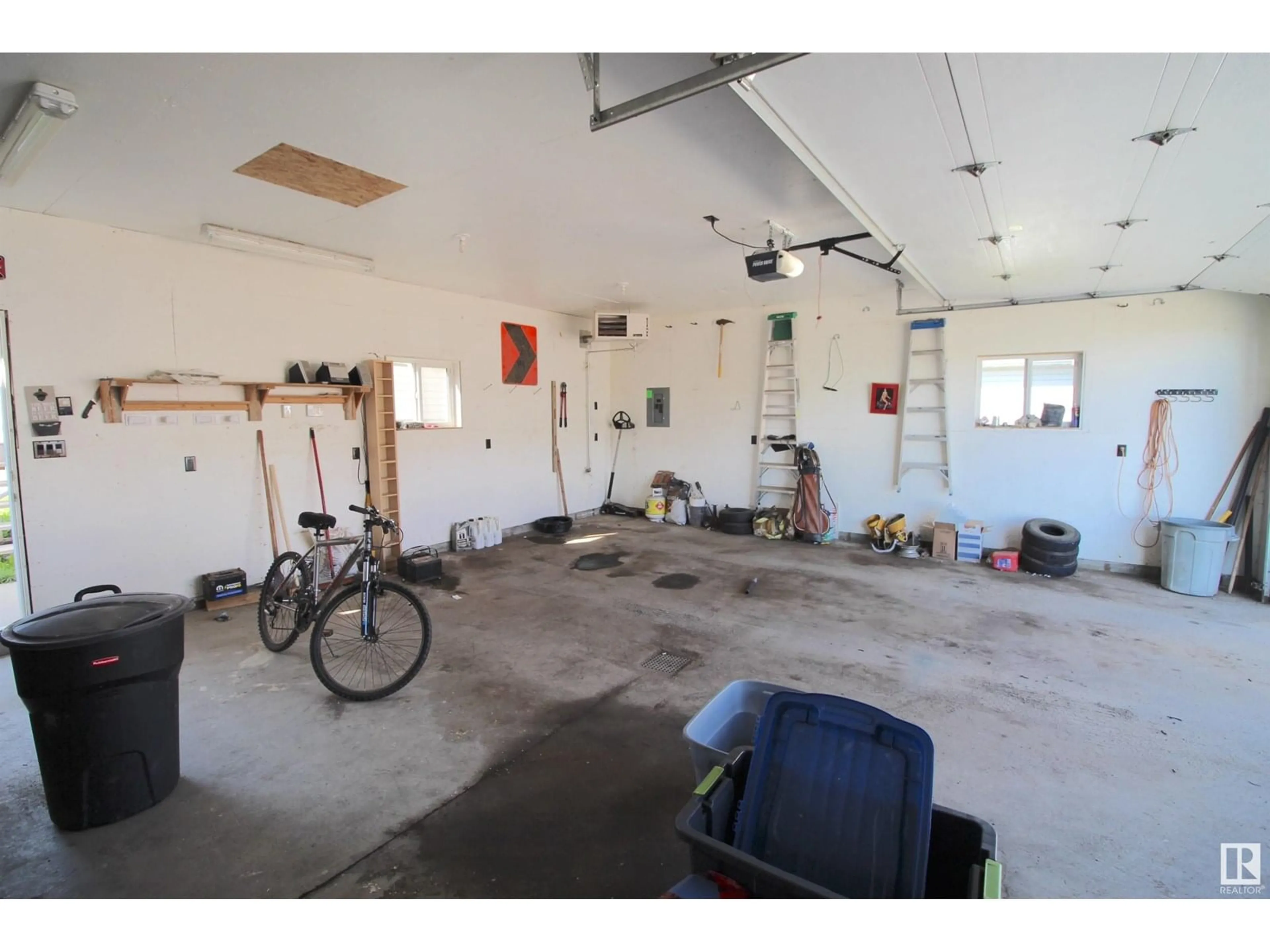 Indoor garage for 5002 52 AV, Calmar Alberta T0C0V0