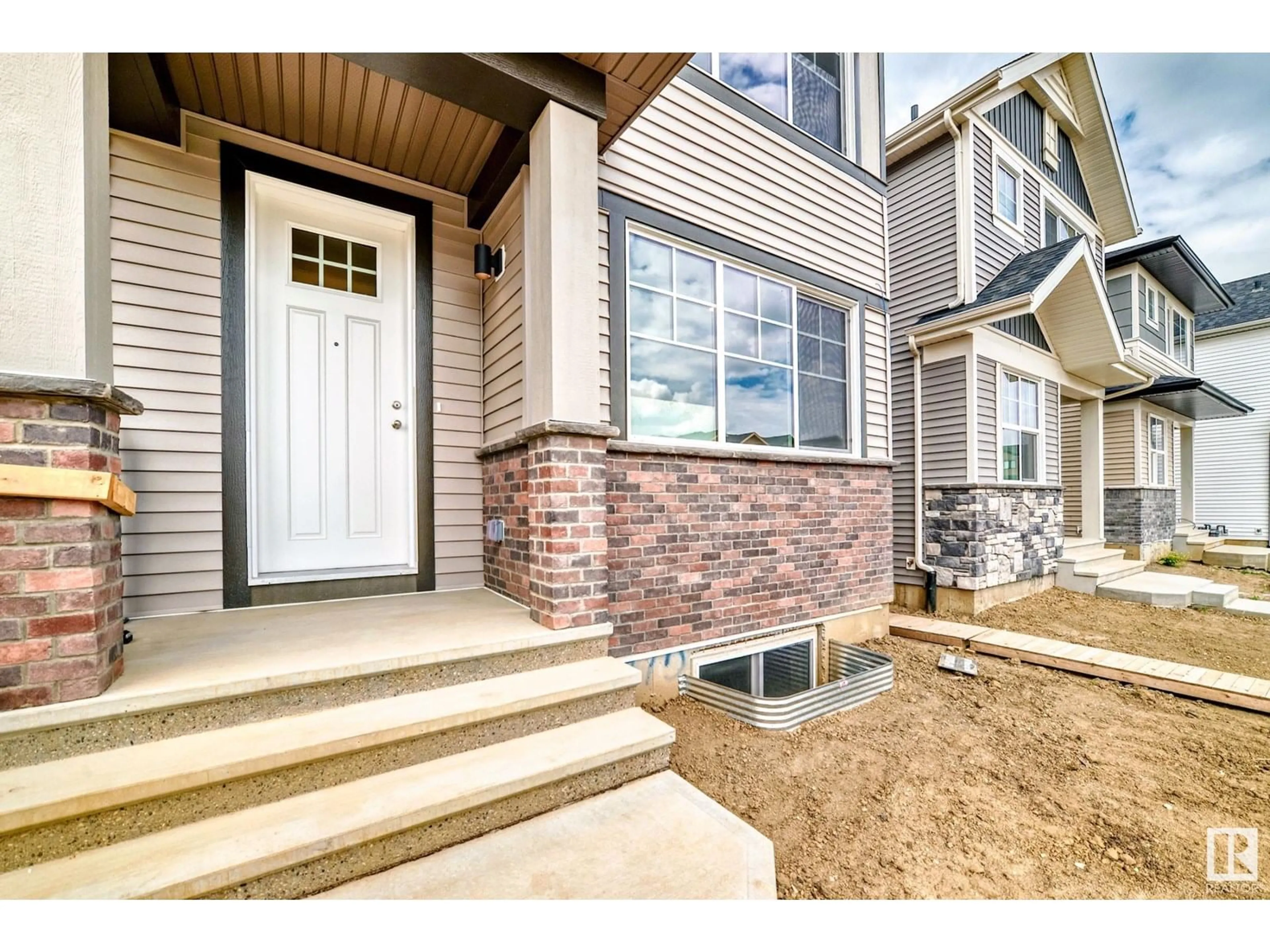 Indoor entryway for 3975 WRENLOOP NW, Edmonton Alberta T5S0S9