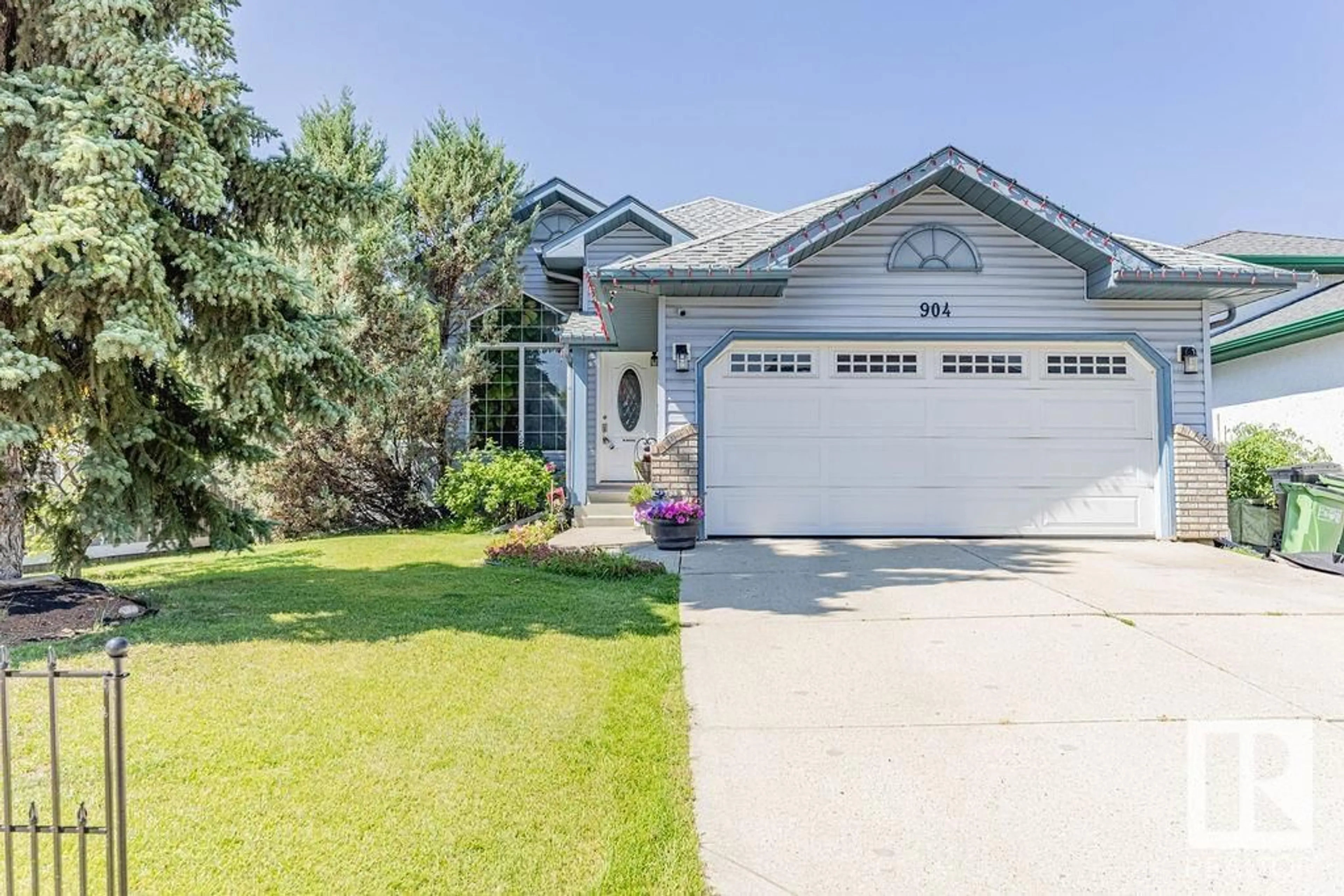 Home with vinyl exterior material, street for NW - 904 115 ST, Edmonton Alberta T6J6X8