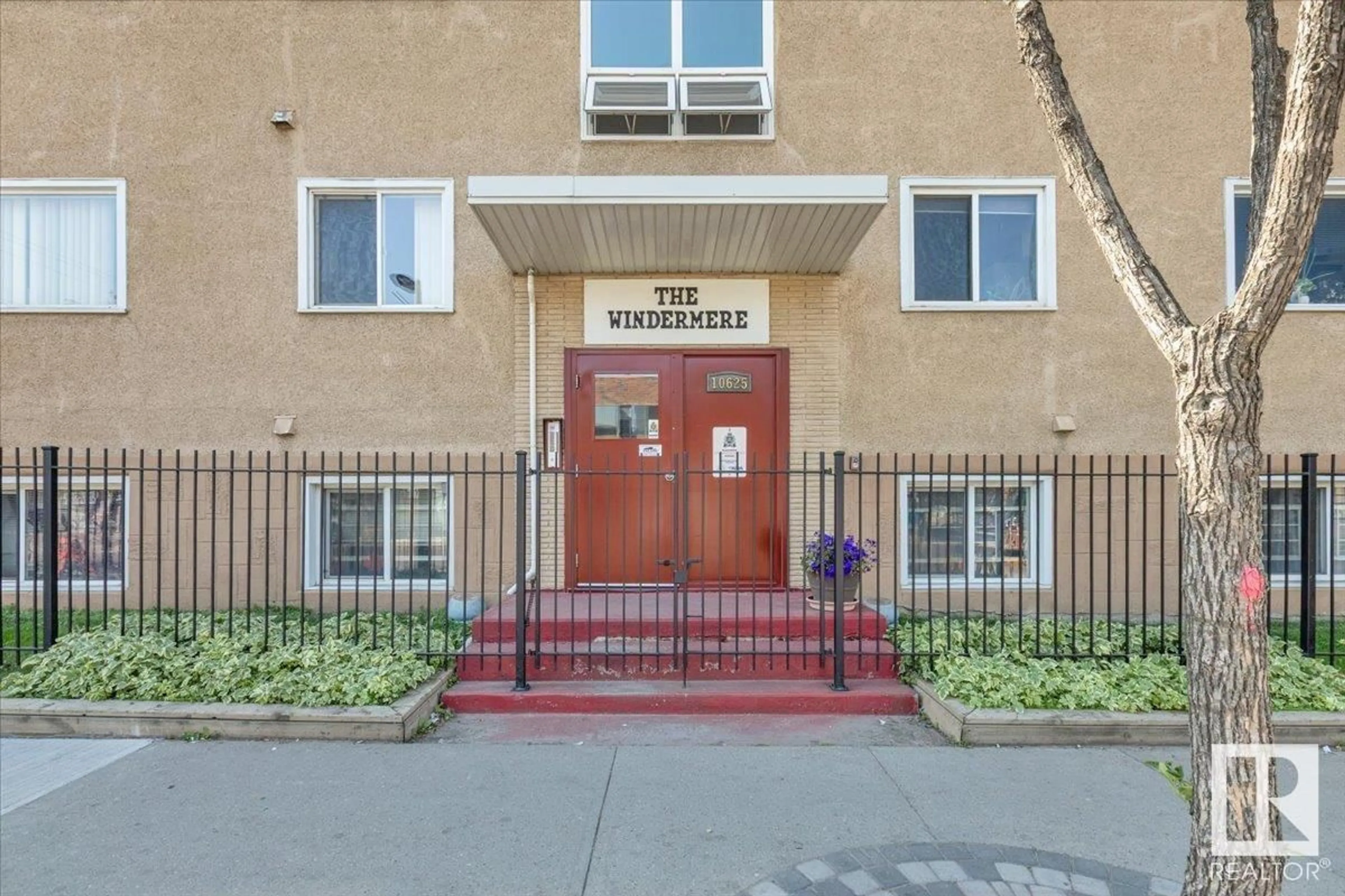 Indoor entryway for #3 - 10625 107 AV, Edmonton Alberta T5H0W5