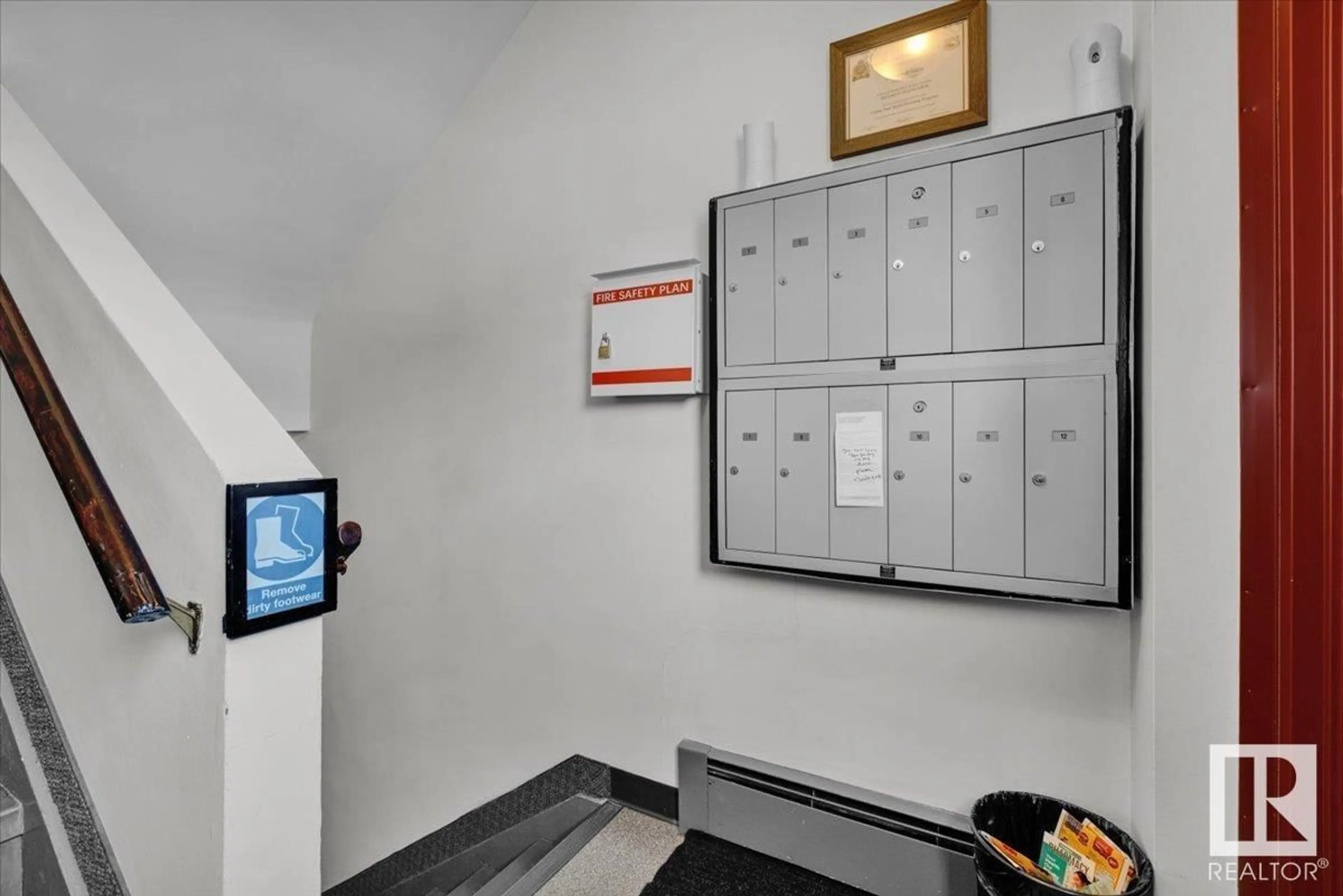 Indoor foyer for #3 - 10625 107 AV, Edmonton Alberta T5H0W5