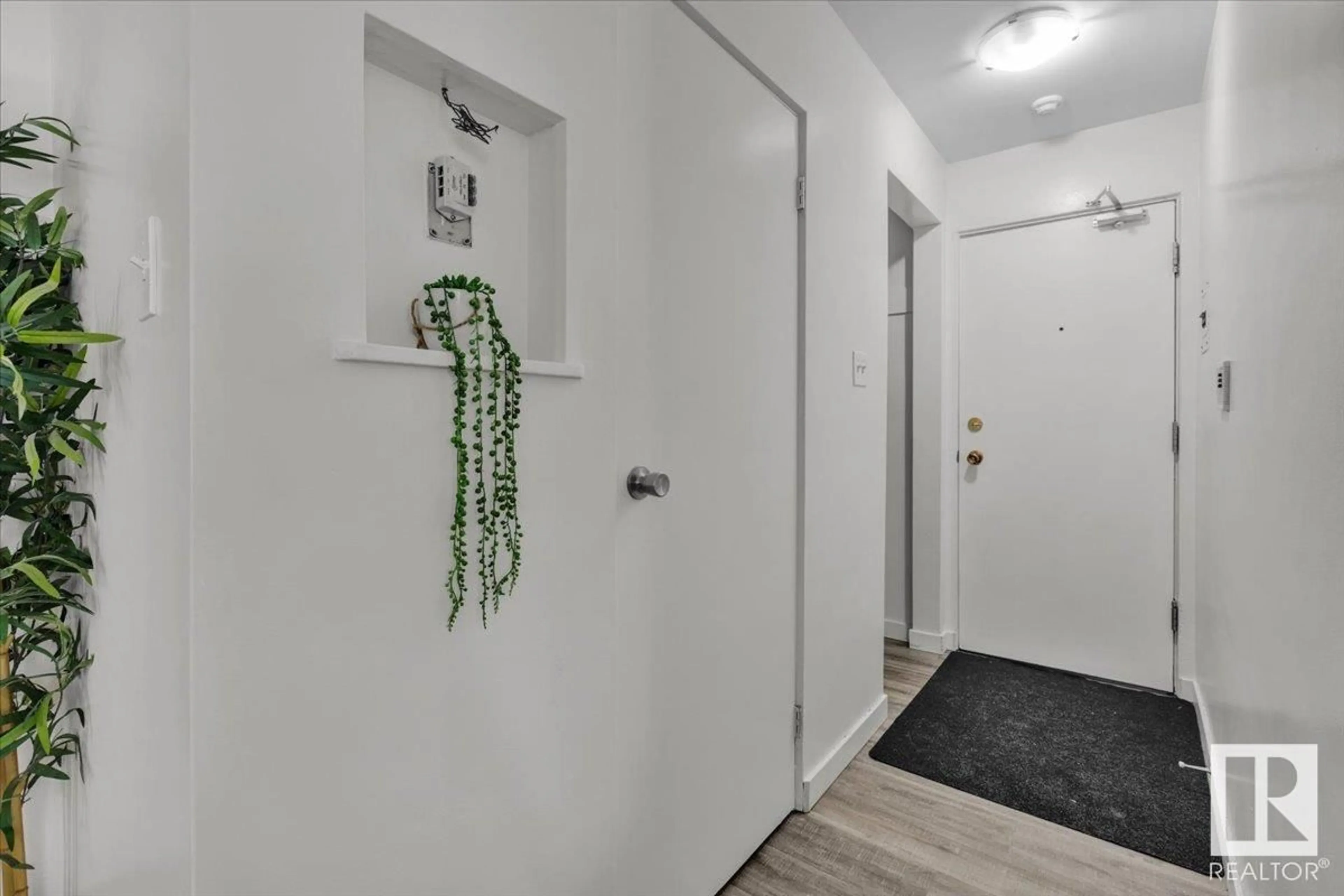 Indoor entryway for #3 - 10625 107 AV, Edmonton Alberta T5H0W5