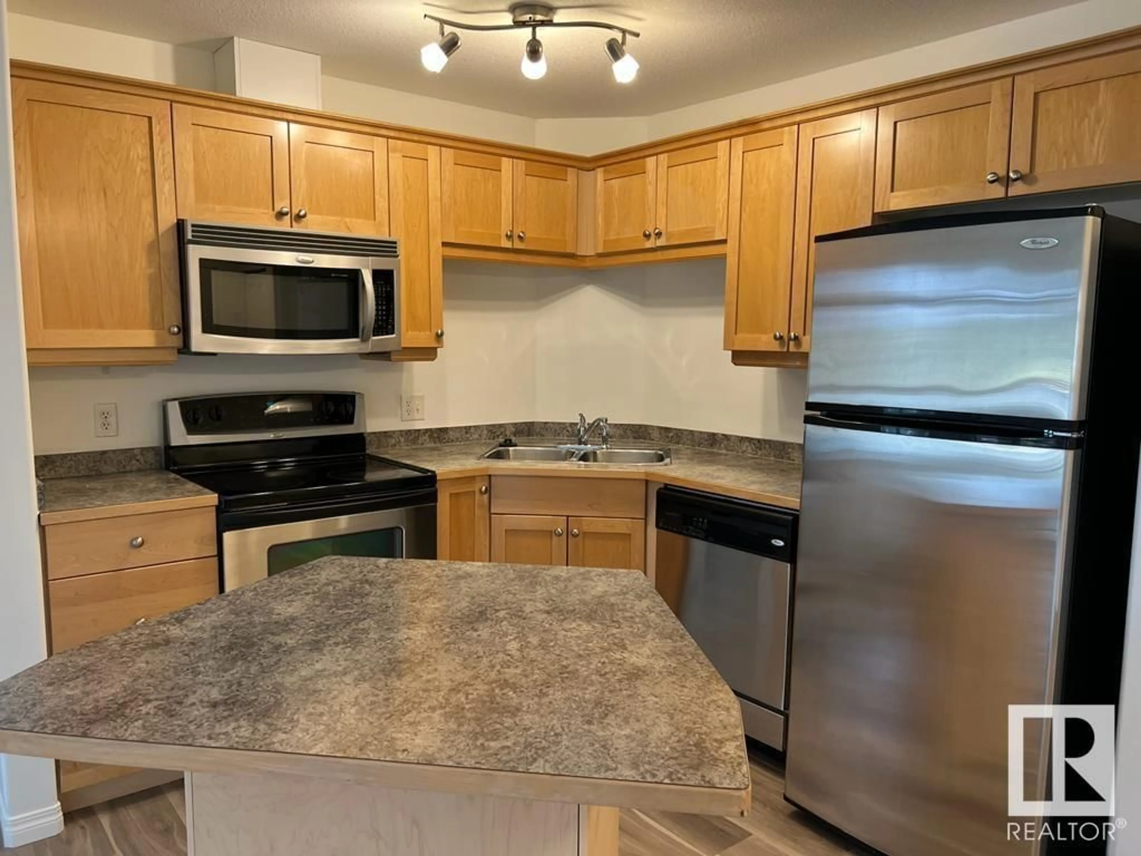 Standard kitchen, unknown for 5350 - 126 199 ST, Edmonton Alberta T6M0A4