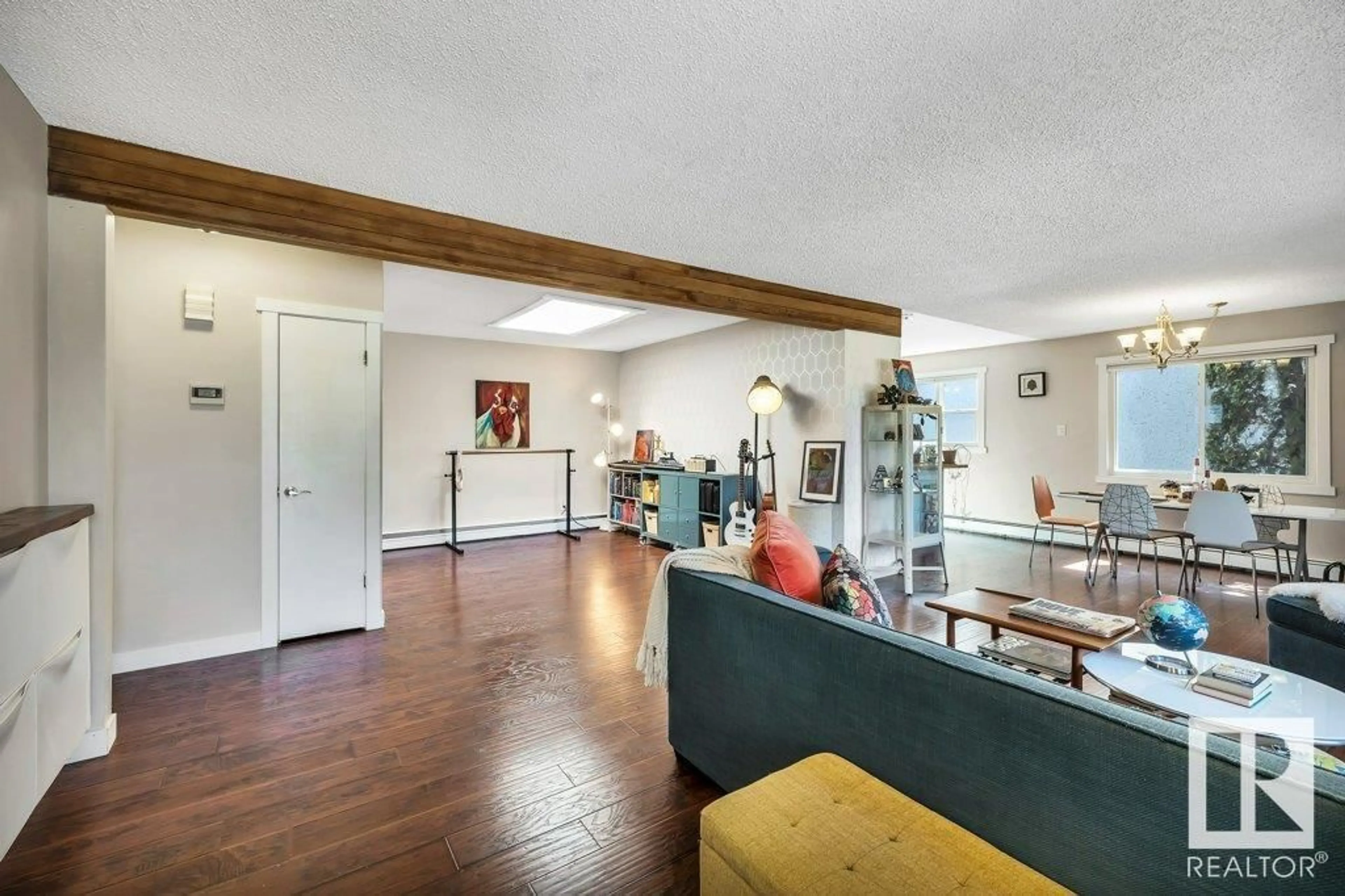 Indoor foyer for 8731 151 ST, Edmonton Alberta T5R1H9