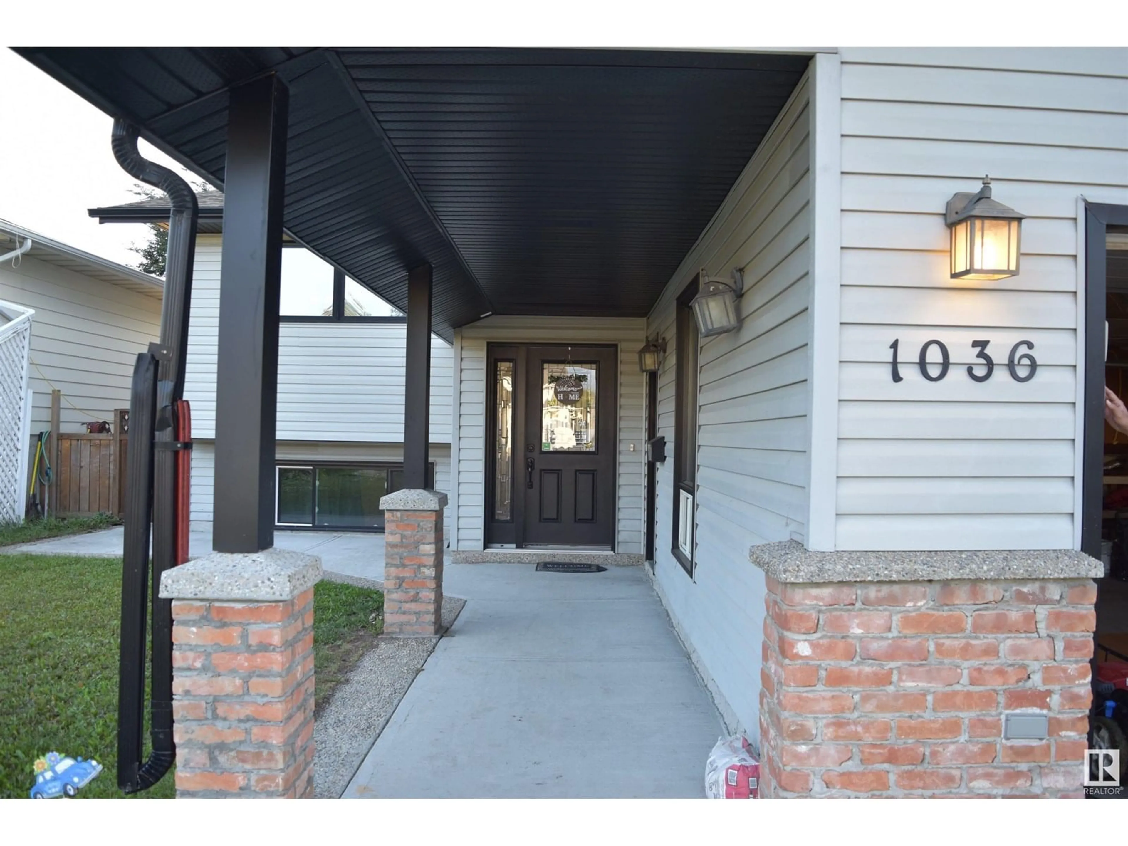 Indoor entryway for 1036 38 ST, Edmonton Alberta T6L2K9