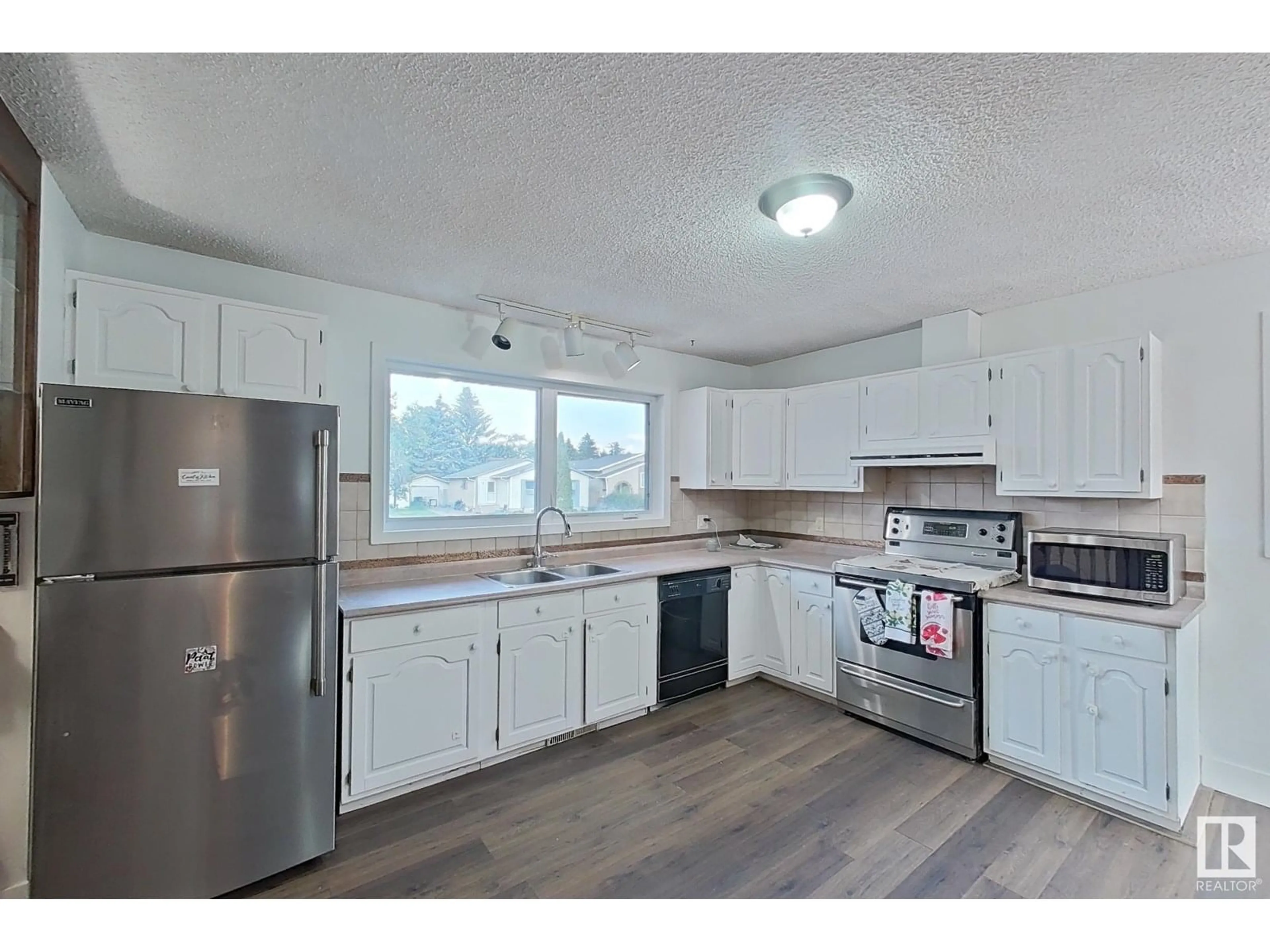 Unknown for 1036 38 ST, Edmonton Alberta T6L2K9