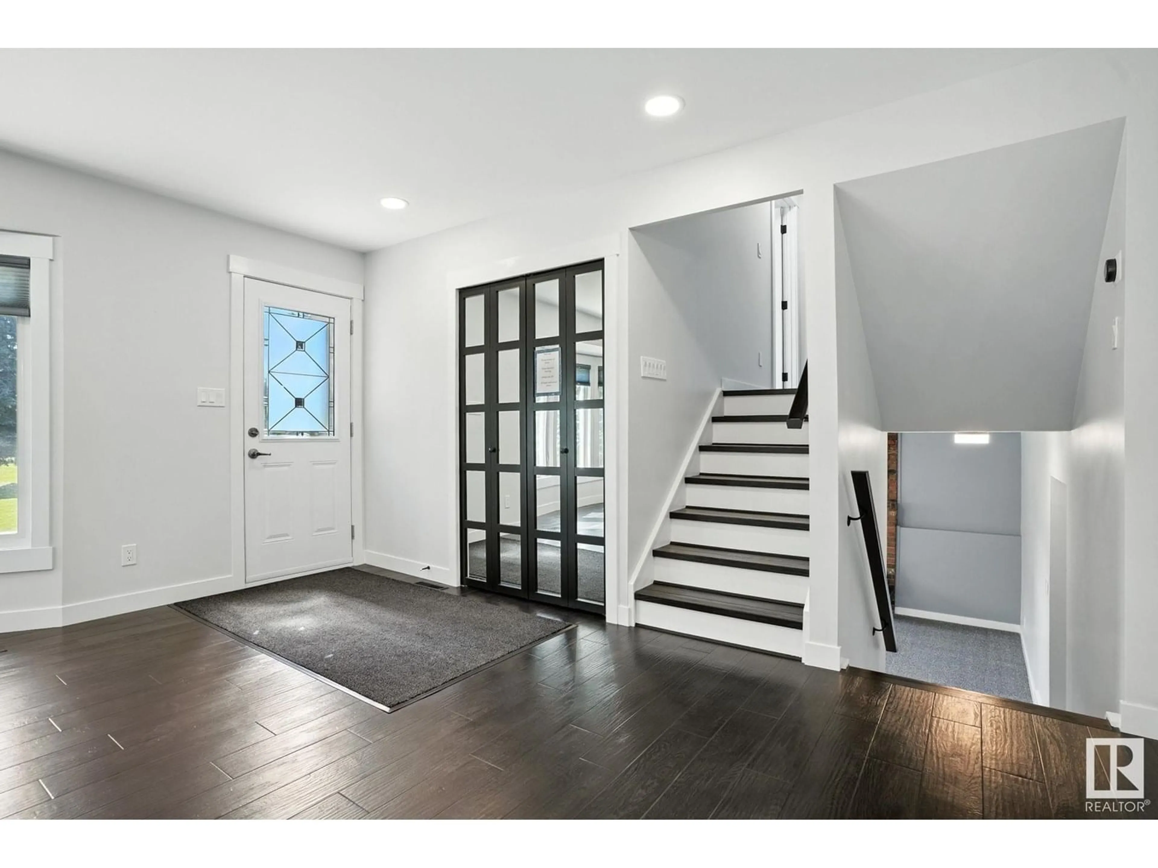 Indoor entryway for 4 TOWNSHIP ROAD 511 NW, Rural Parkland County Alberta T7Y1B6