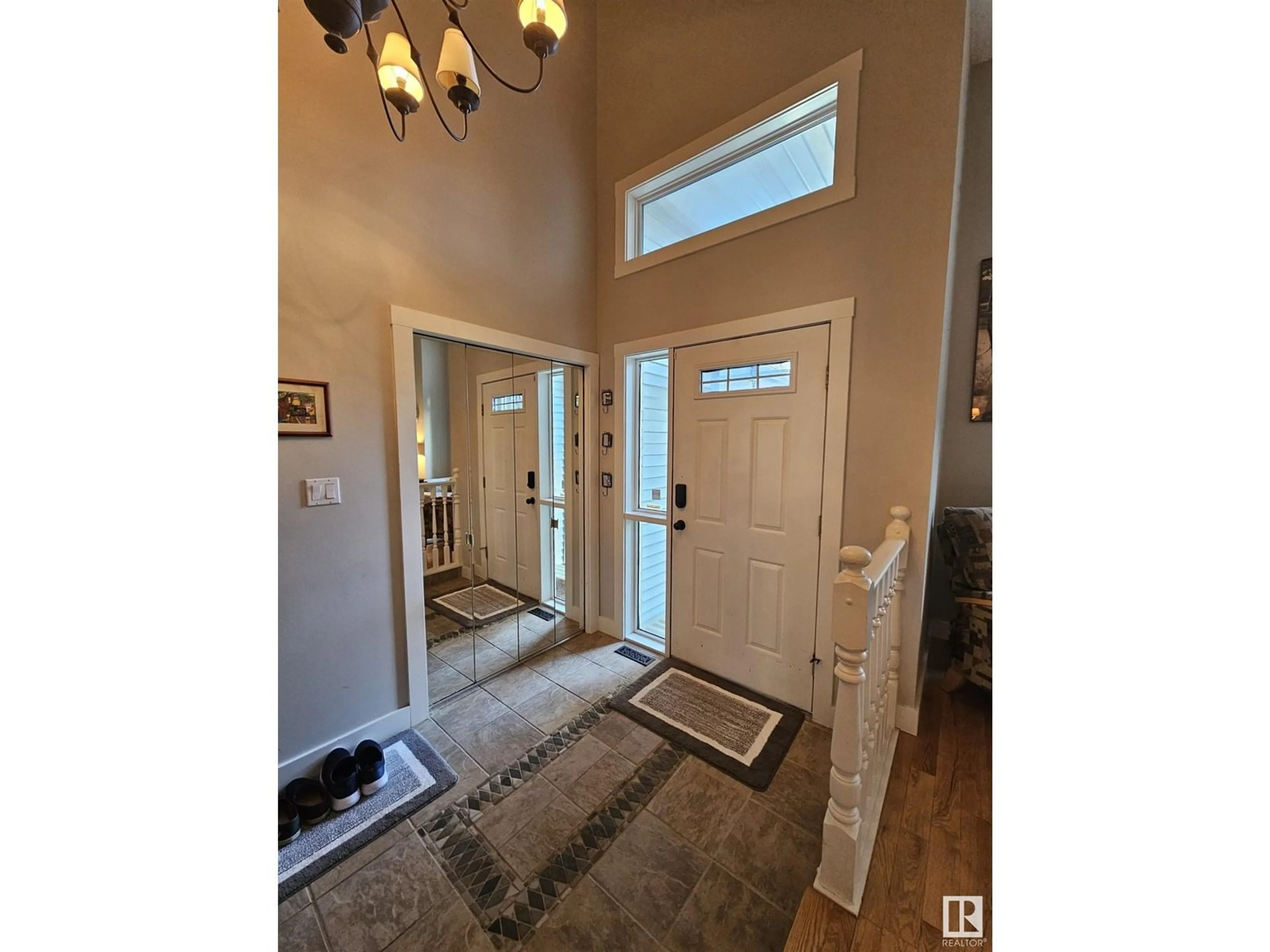 Indoor entryway for 122 GLENCOE BV, Sherwood Park Alberta T8A5J5