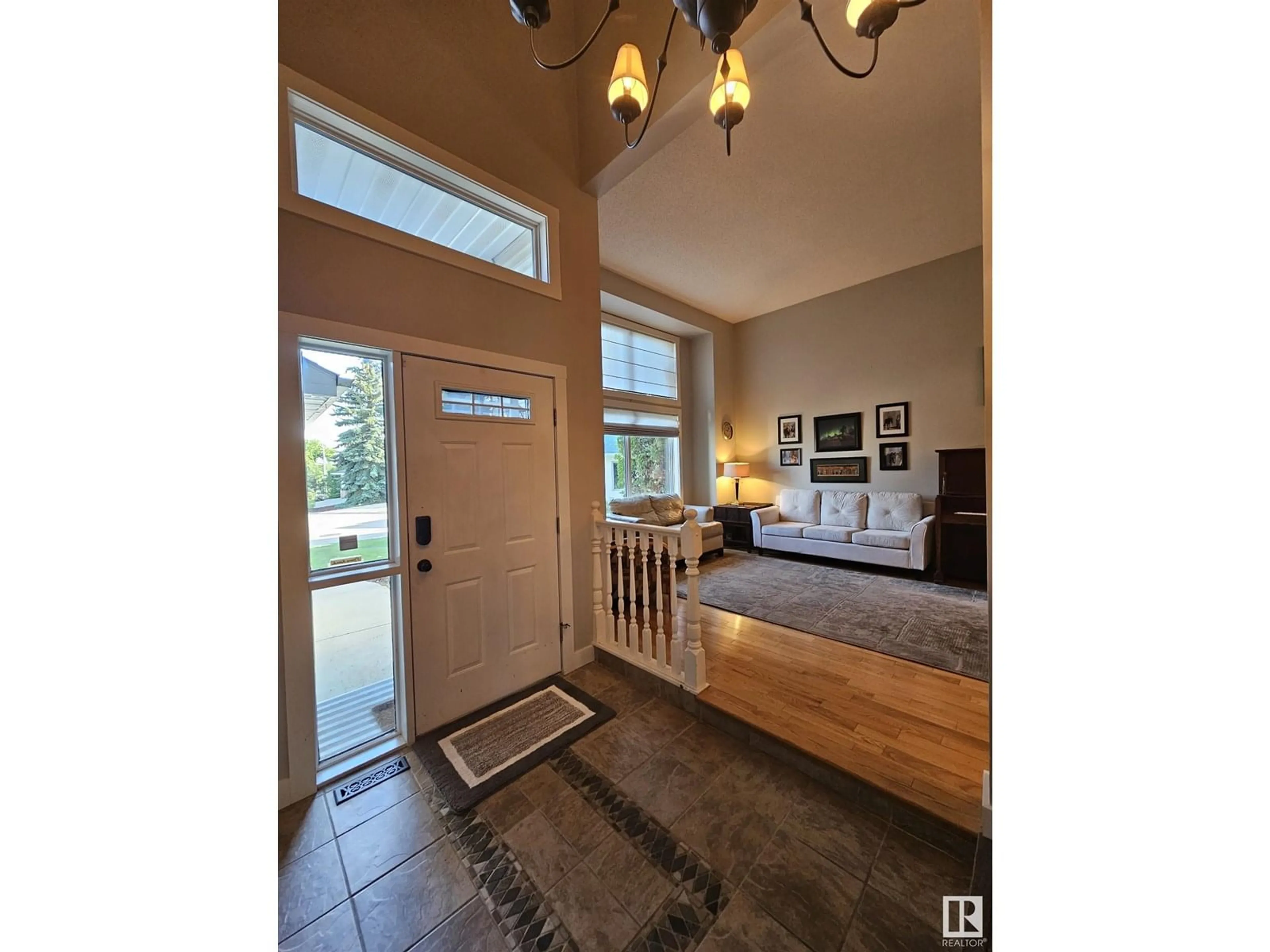 Indoor entryway for 122 GLENCOE BV, Sherwood Park Alberta T8A5J5