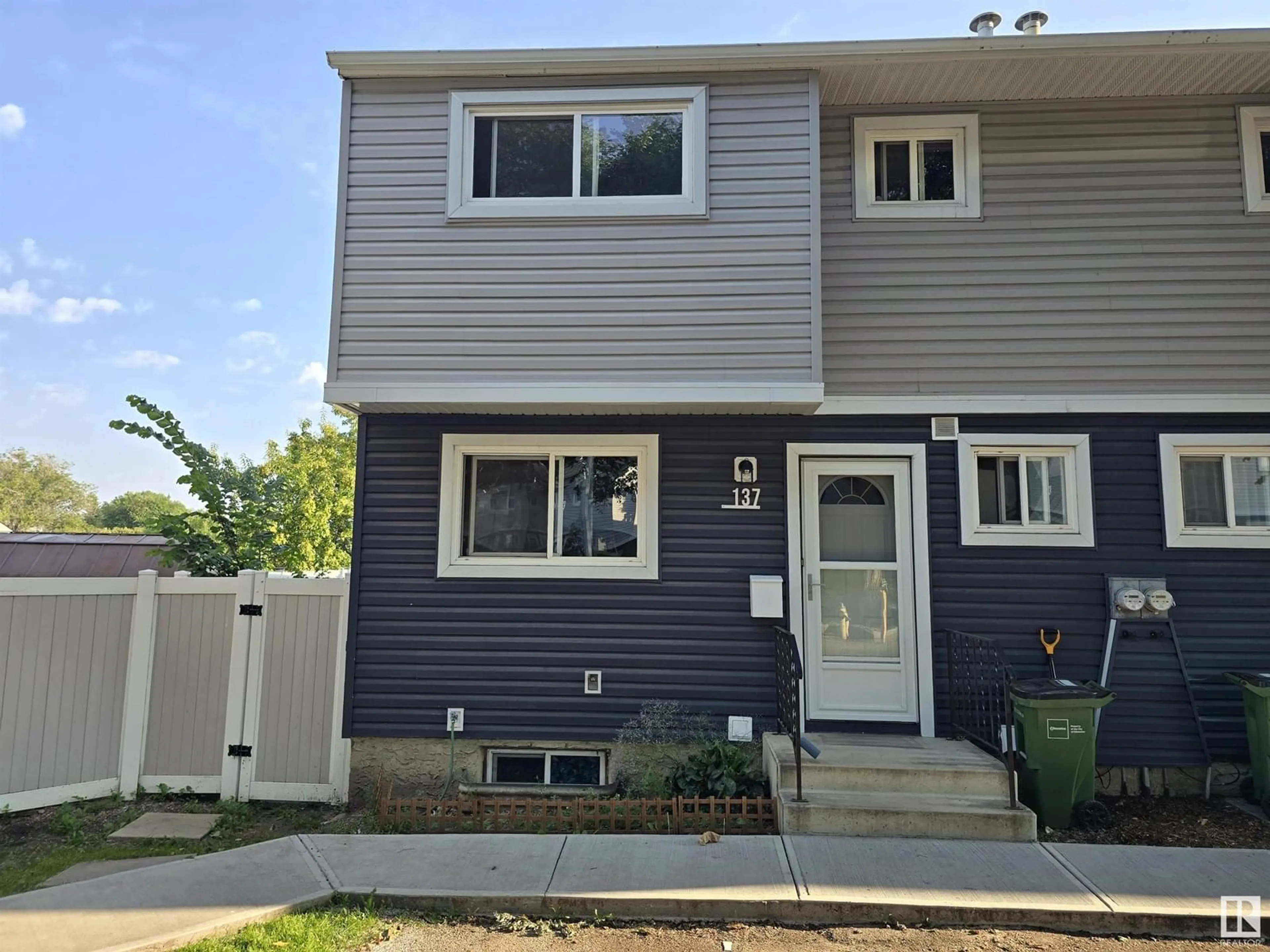 Home with vinyl exterior material, street for 137 HABITAT CR, Edmonton Alberta T5A3K8
