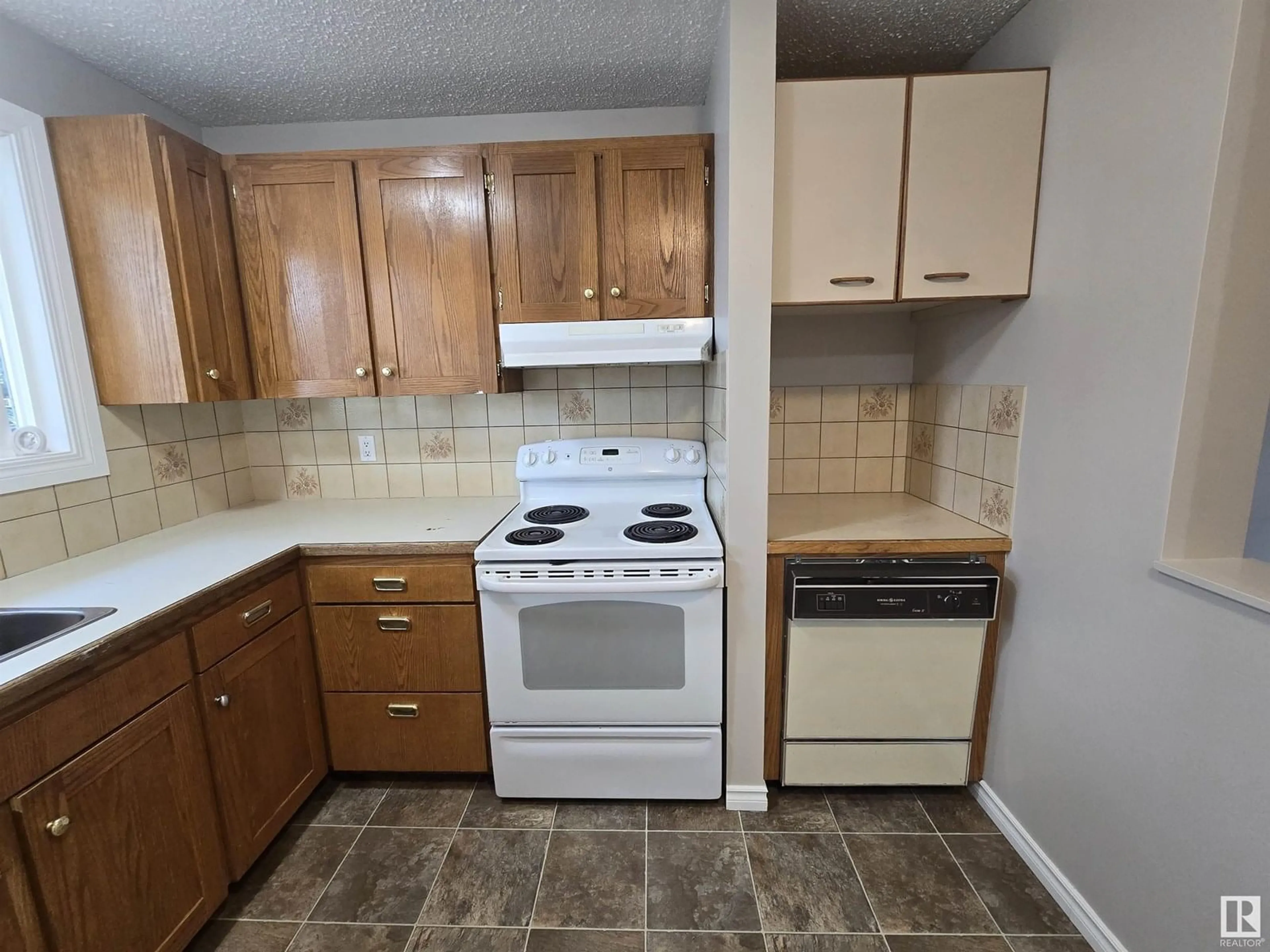 Standard kitchen, unknown for 137 HABITAT CR, Edmonton Alberta T5A3K8