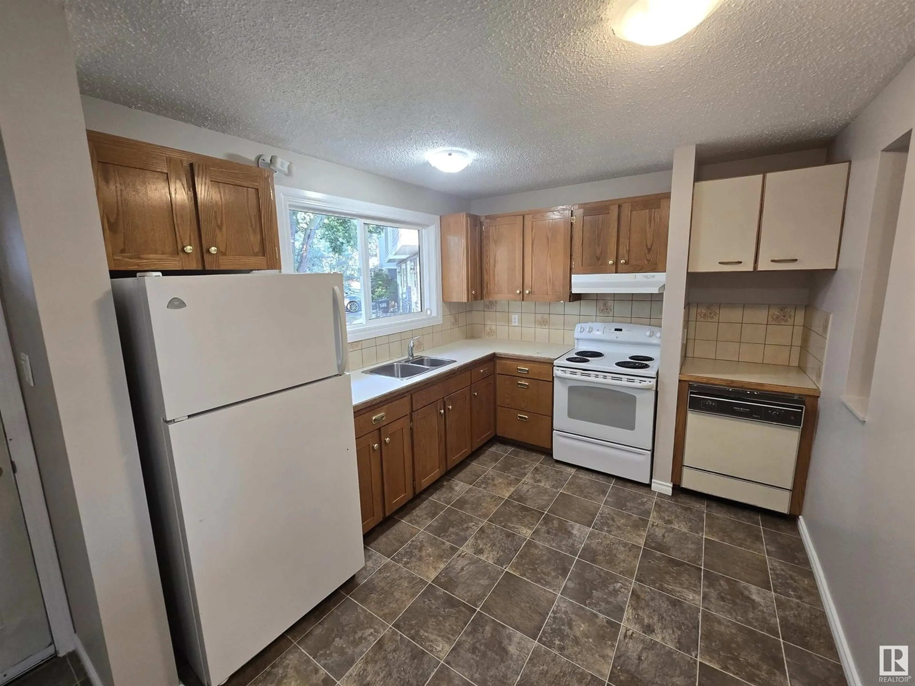 Standard kitchen, unknown for 137 HABITAT CR, Edmonton Alberta T5A3K8