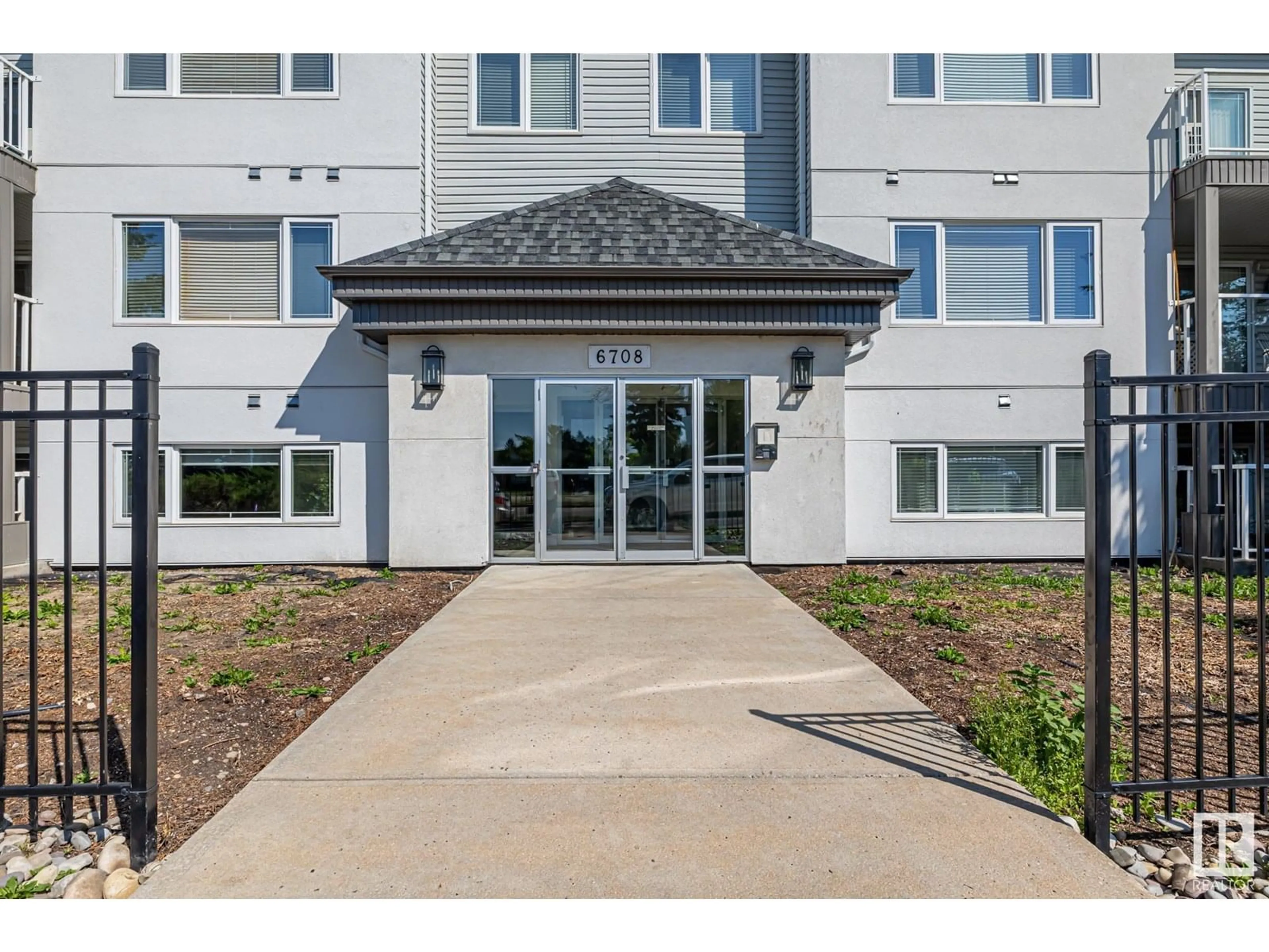 Indoor entryway for #107 - 6708 90 AV, Edmonton Alberta T6B0P2