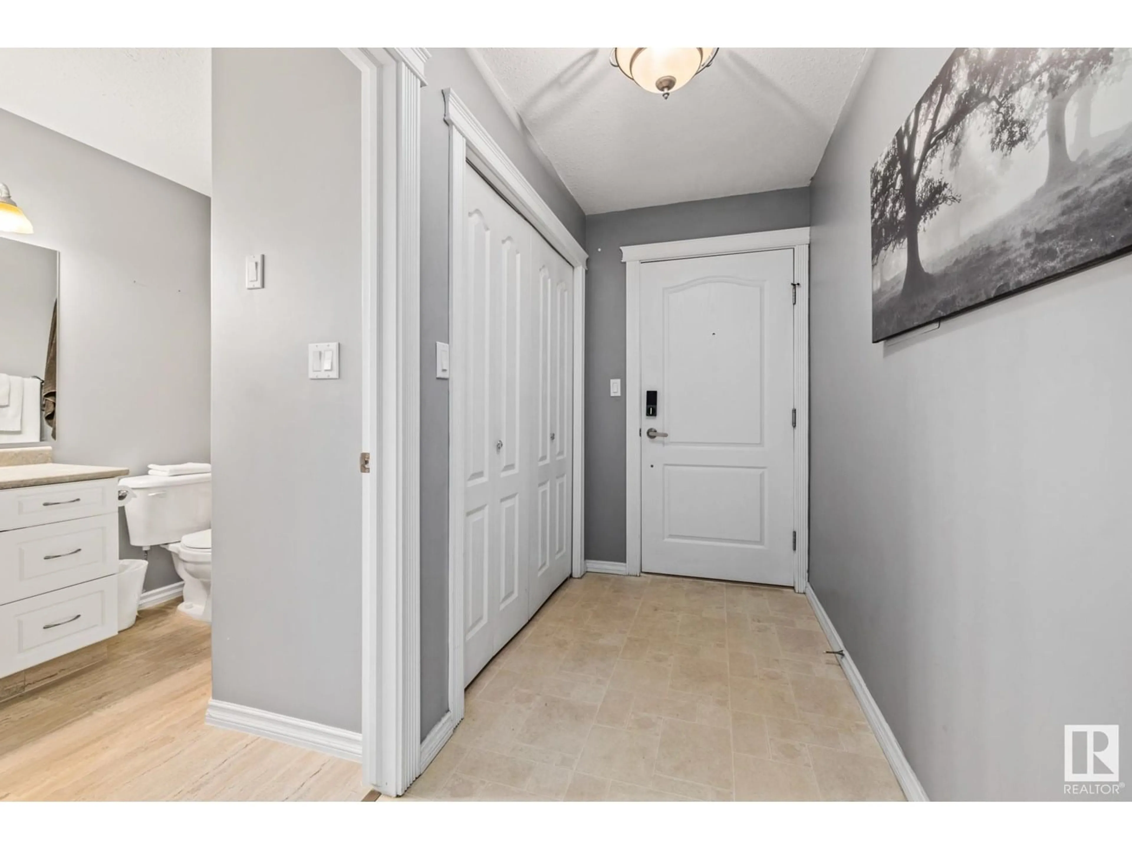 Indoor entryway for #107 - 6708 90 AV, Edmonton Alberta T6B0P2