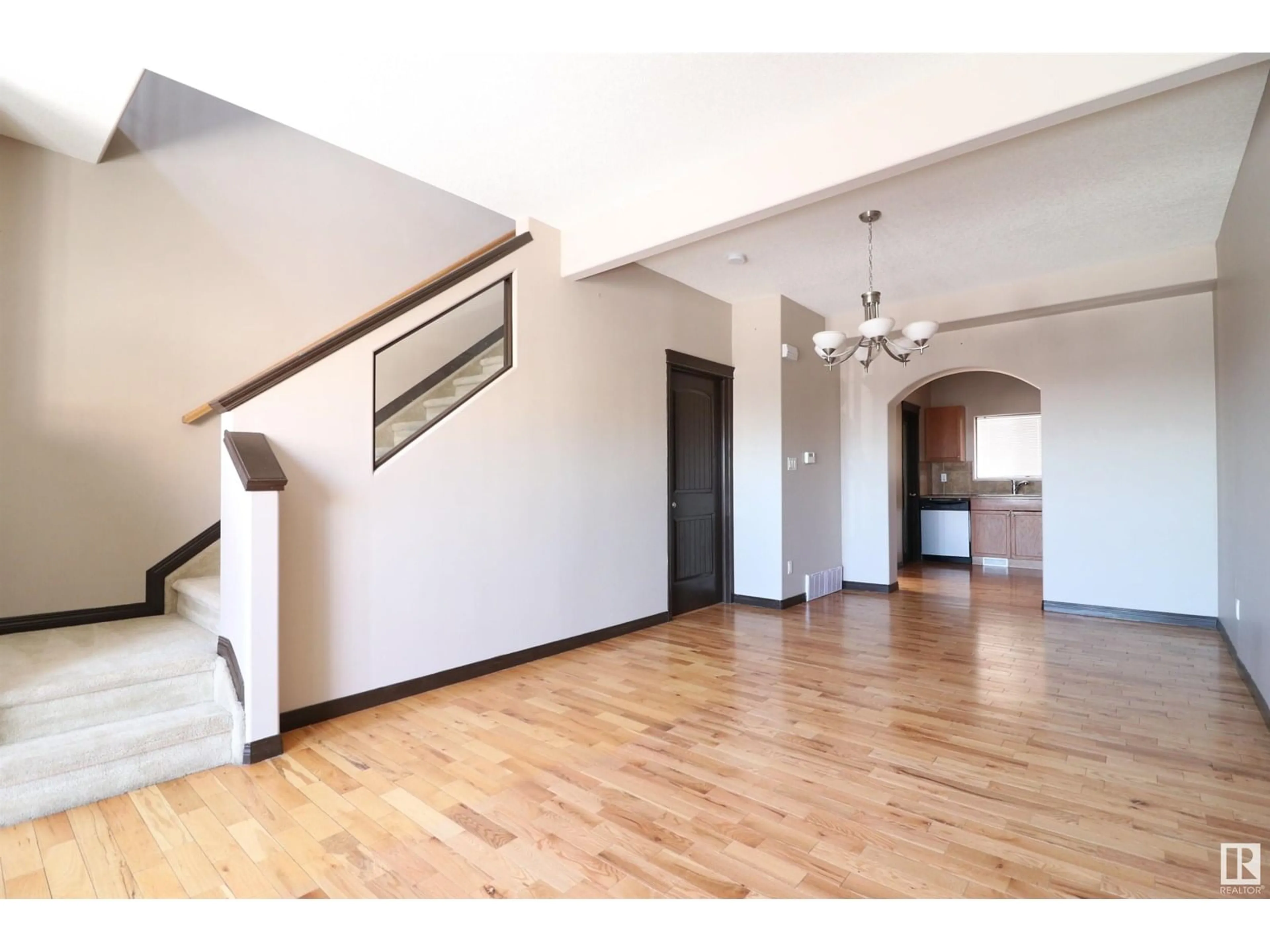 Indoor foyer for 5106 146 AV, Edmonton Alberta T5A5B7
