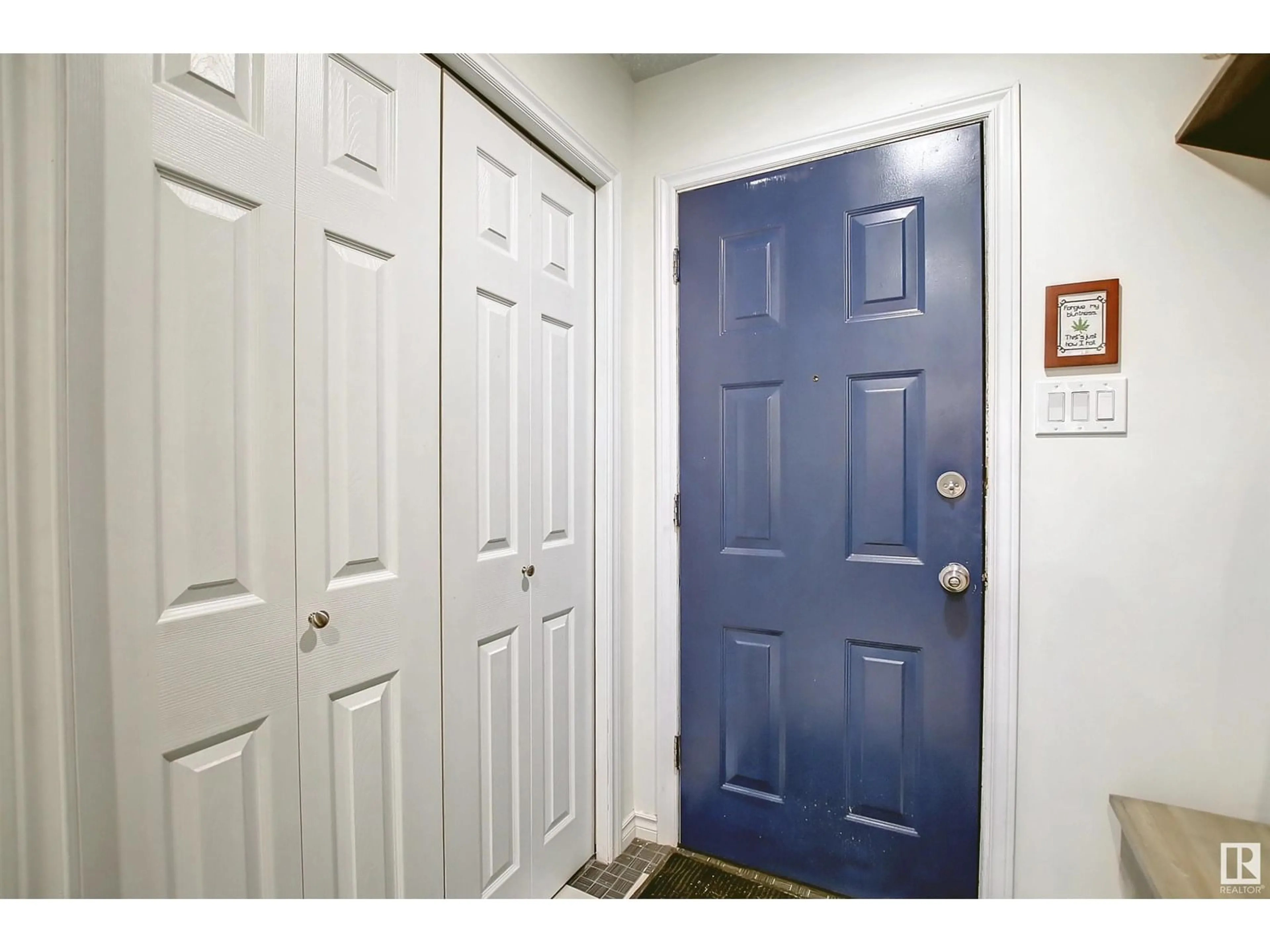 Indoor entryway for 9220 75 ST, Edmonton Alberta T6C2H4