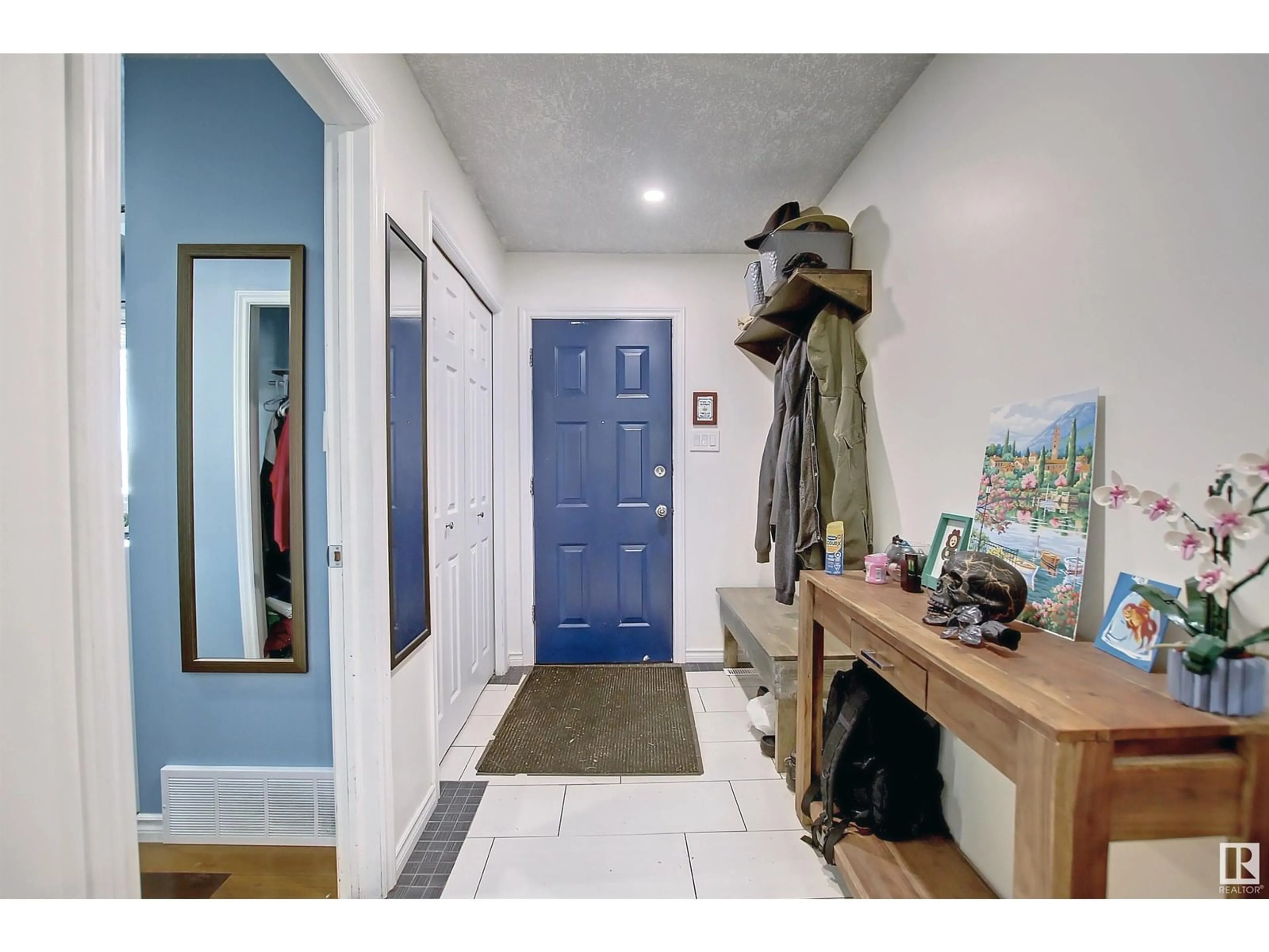 Indoor entryway for 9220 75 ST, Edmonton Alberta T6C2H4