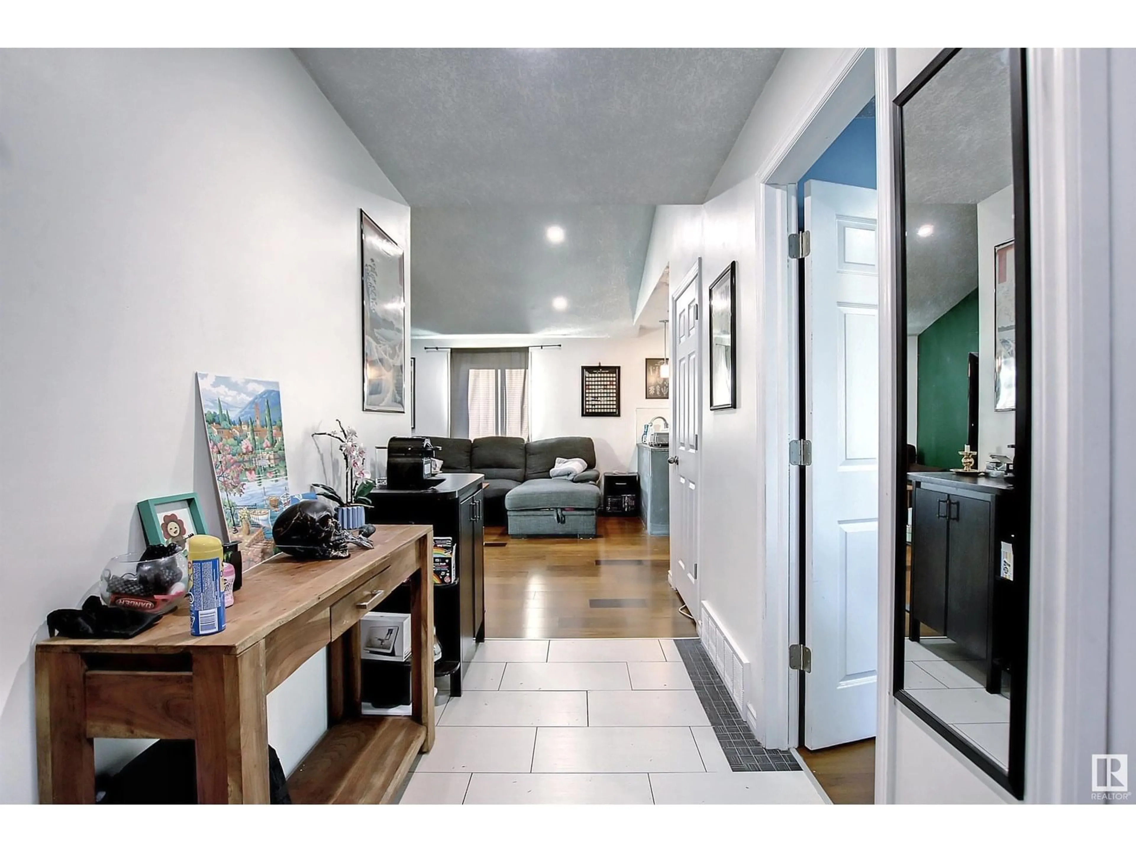 Indoor entryway for 9220 75 ST, Edmonton Alberta T6C2H4