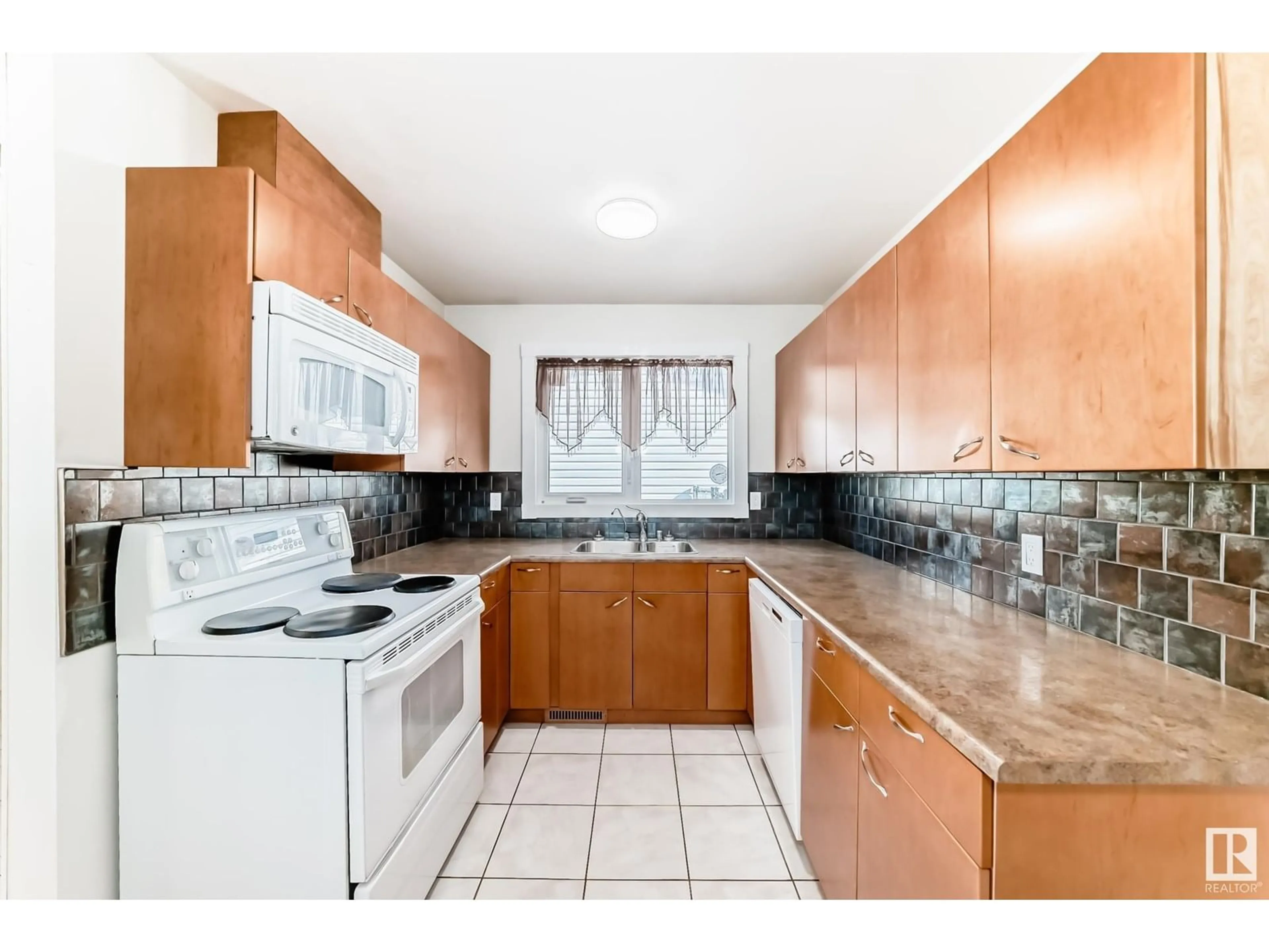 Standard kitchen, ceramic/tile floor for 110 BRANTFORD ST, Spruce Grove Alberta T7X2Z9