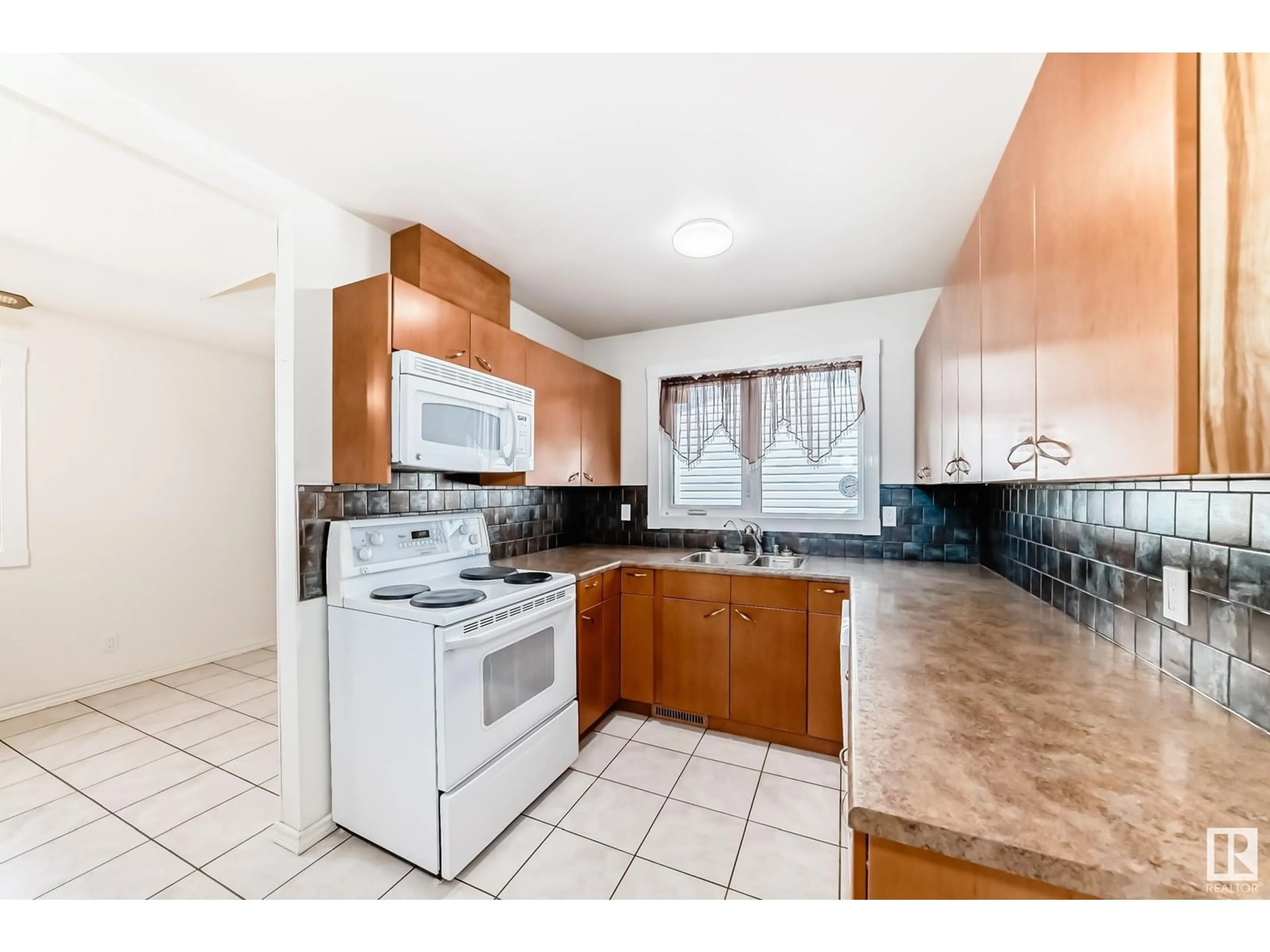 Standard kitchen, ceramic/tile floor for 110 BRANTFORD ST, Spruce Grove Alberta T7X2Z9